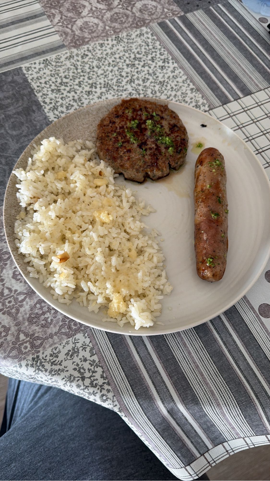 arroz con carne y salchicha