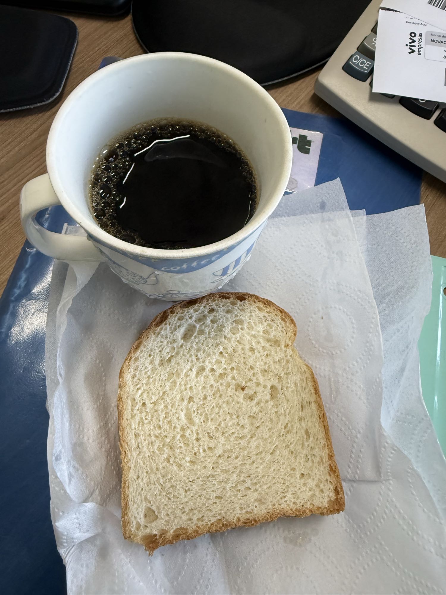 Café com pão branco