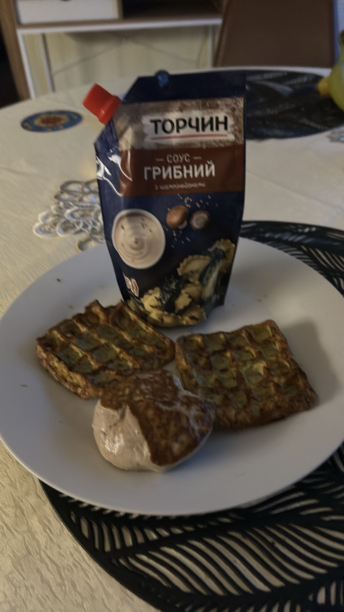 Кабачковые вафли с грибным соусом