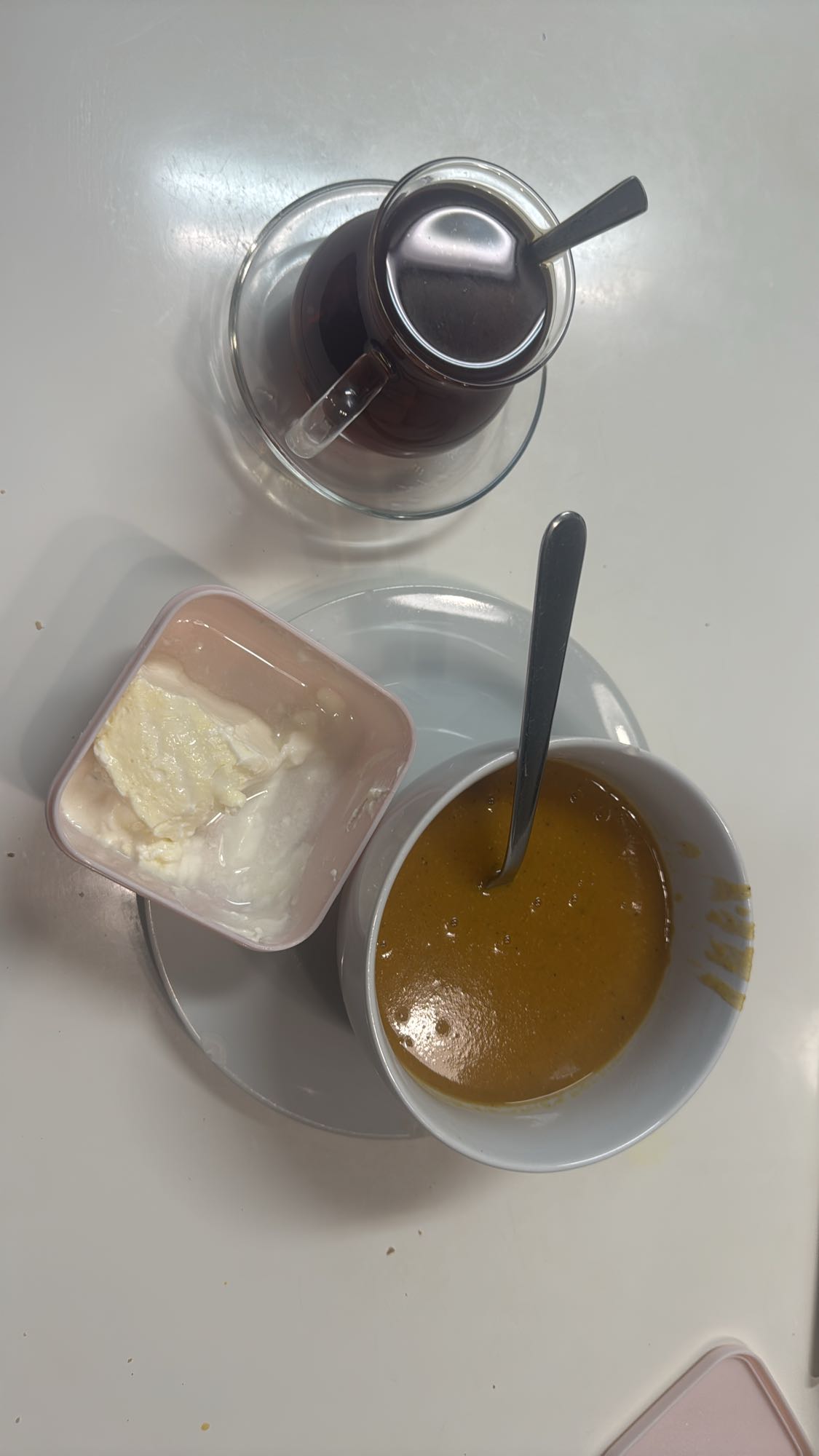 Soppa med yoghurt och te