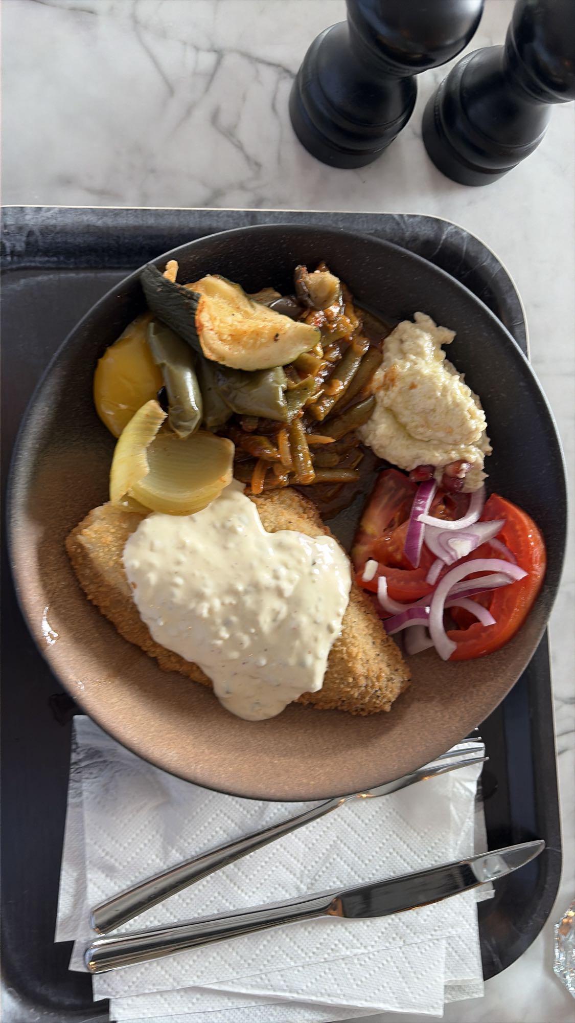 Panerad fisk med tillbehör