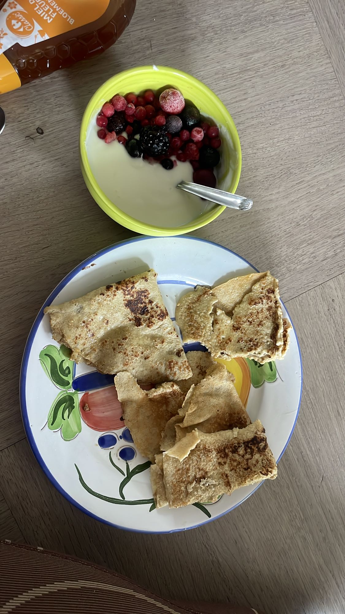 Crêpes aux flocons d’avoine, yaourt et fruits rouges