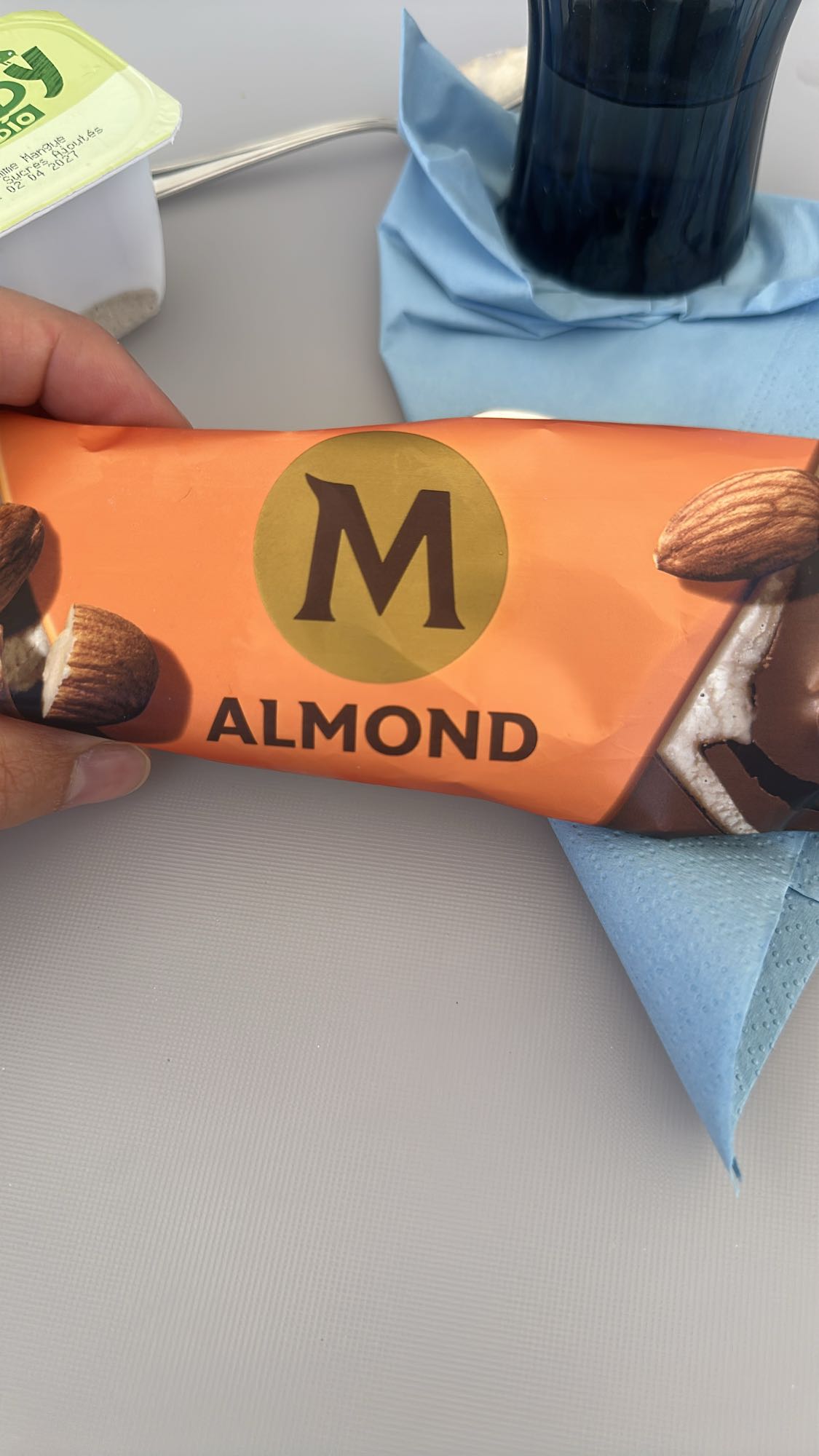 Glace Magnum Almond