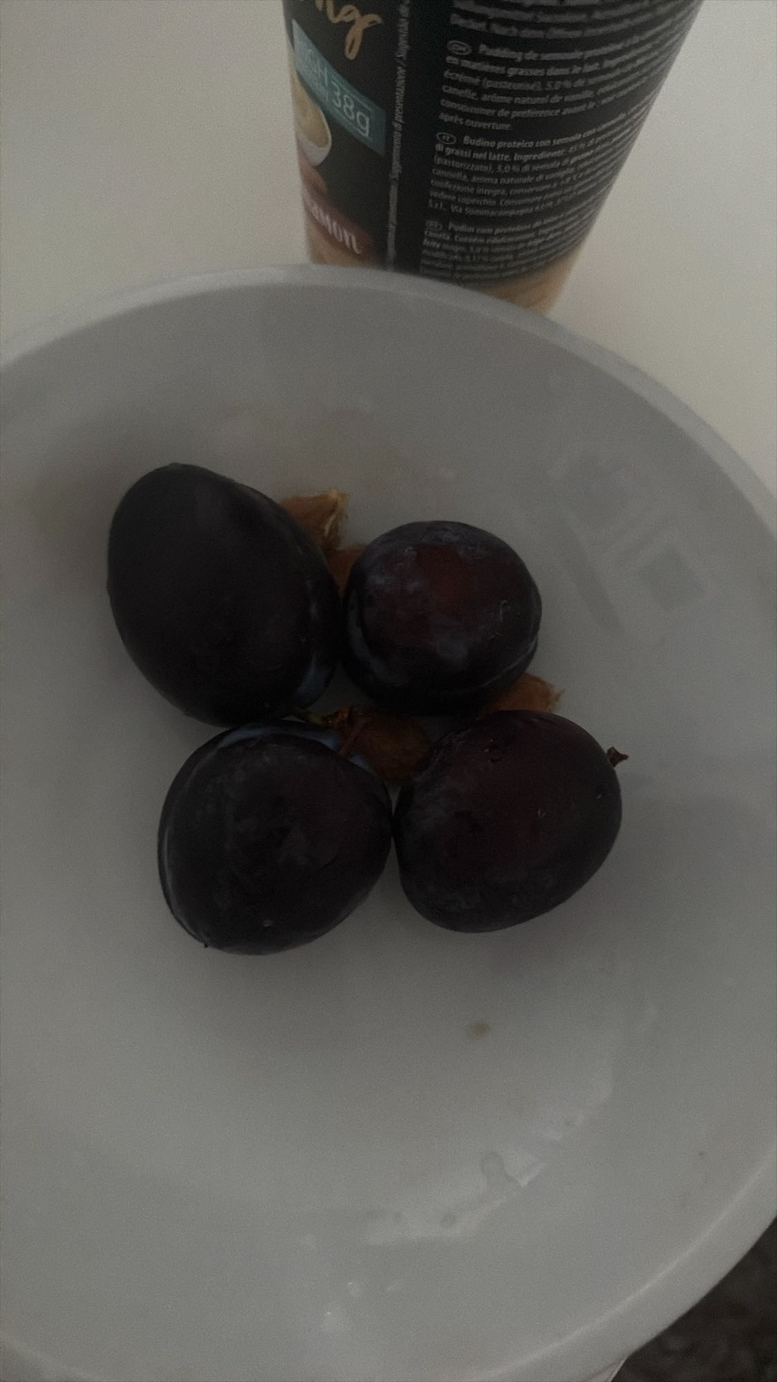 Pflaumen mit Proteinpudding