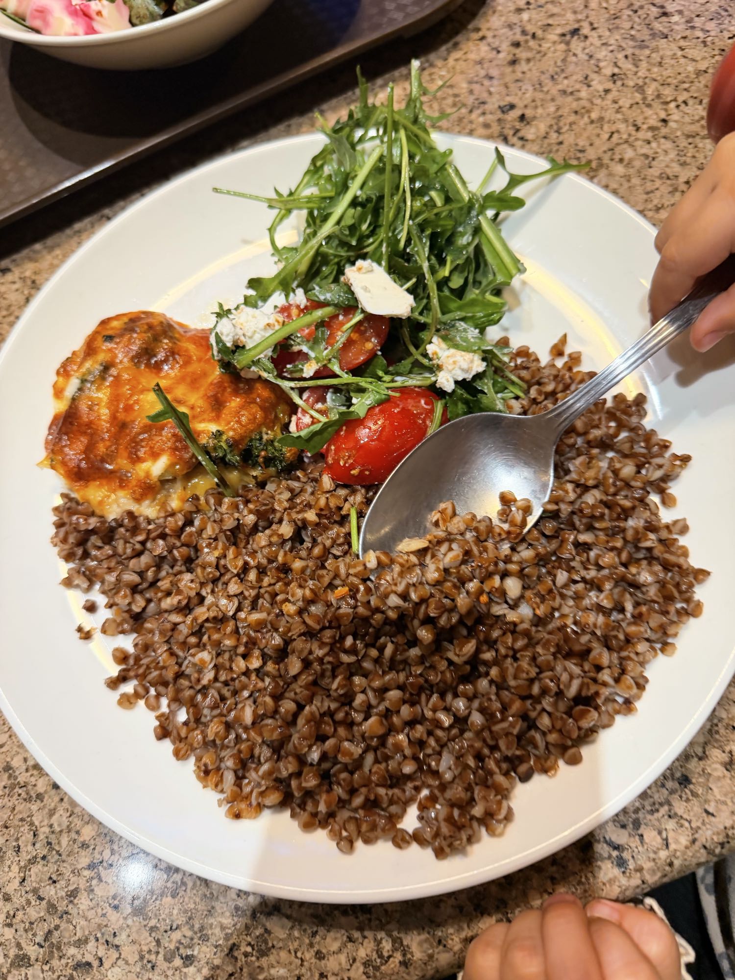 Гречка с курицей и салатом