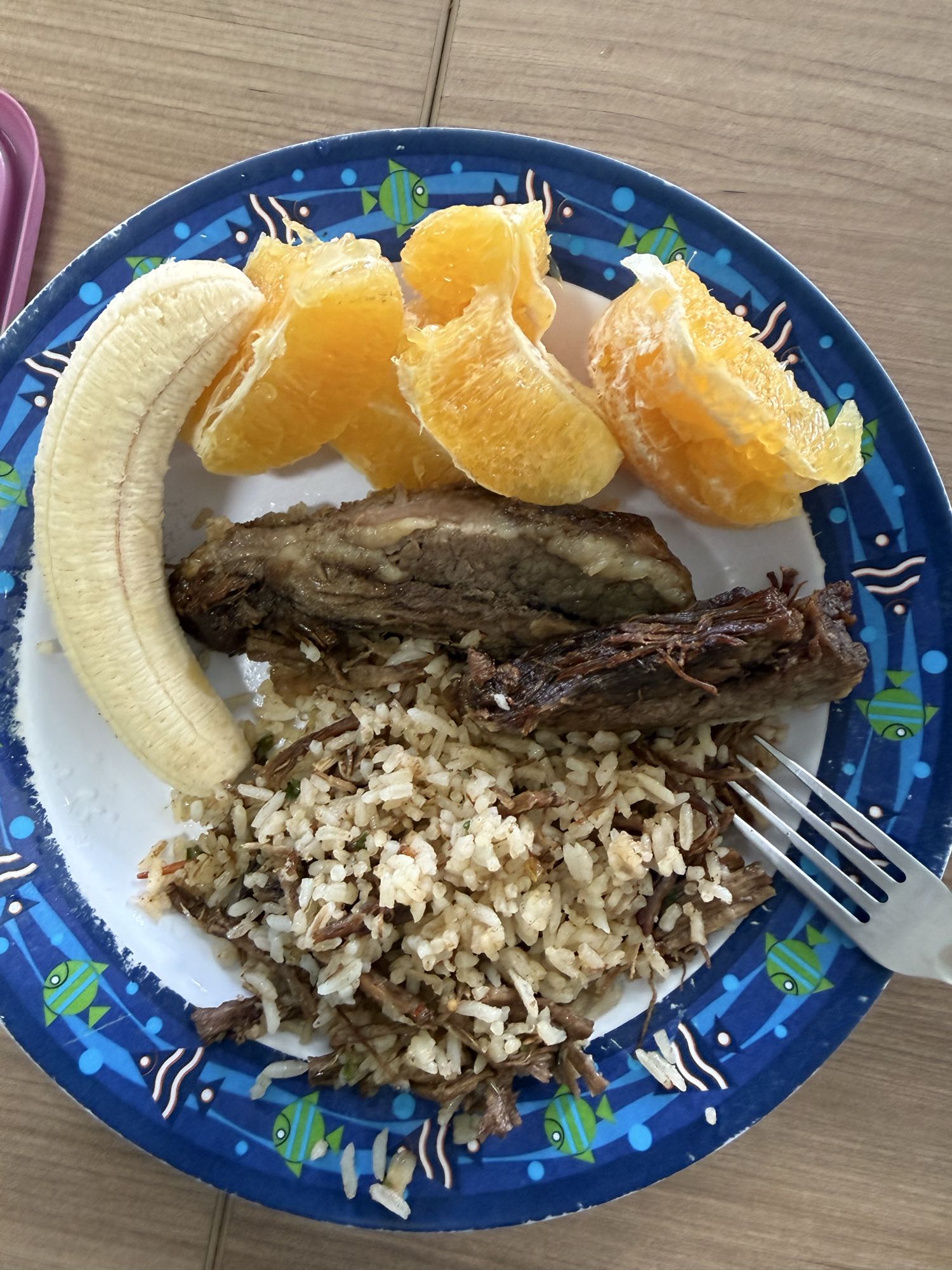 arroz com carne e frutas