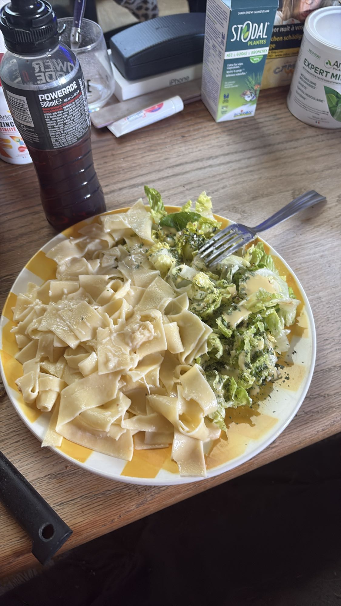 Pâtes crémeuses et salade