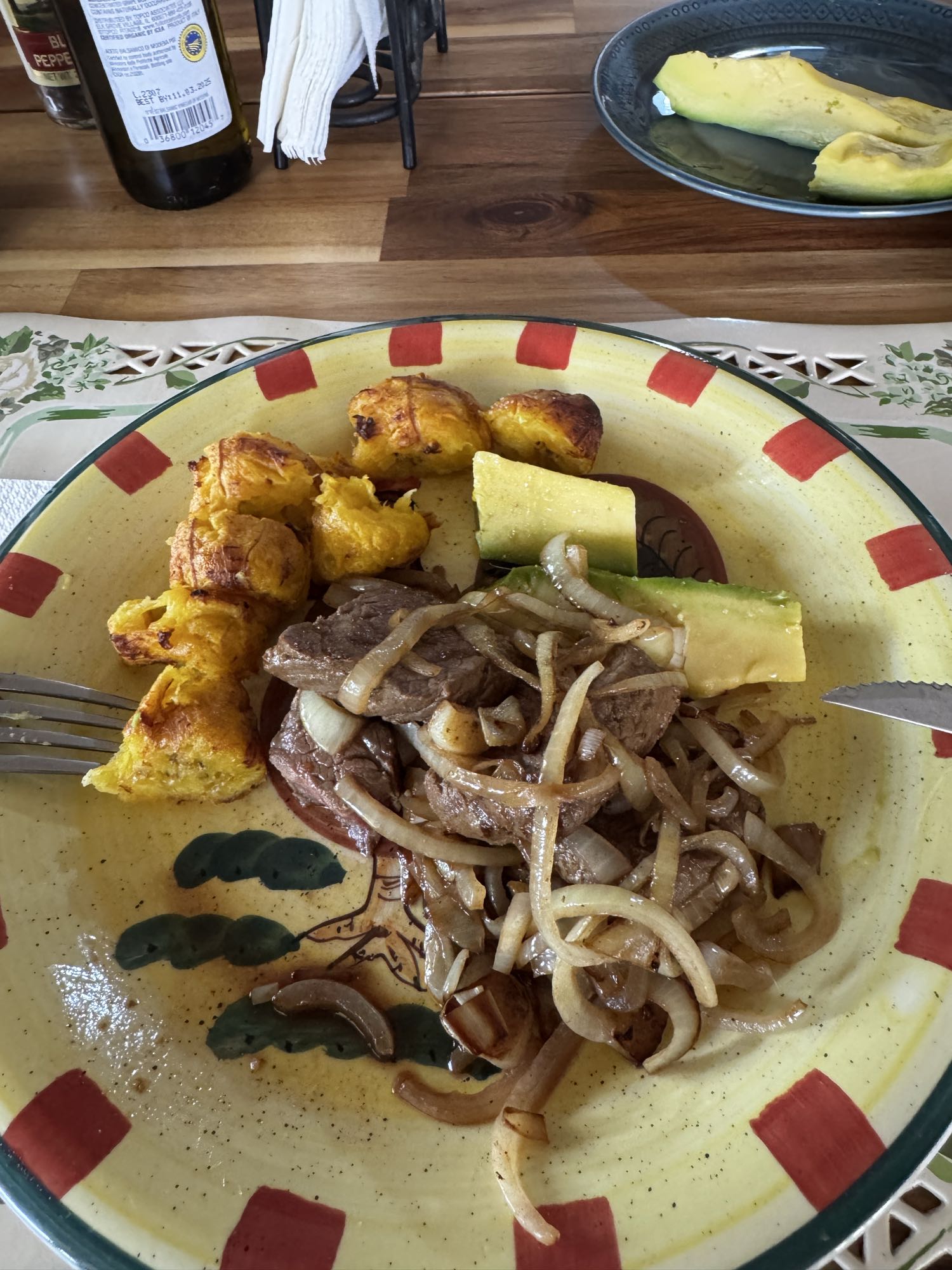 carne con cebolla y patacón