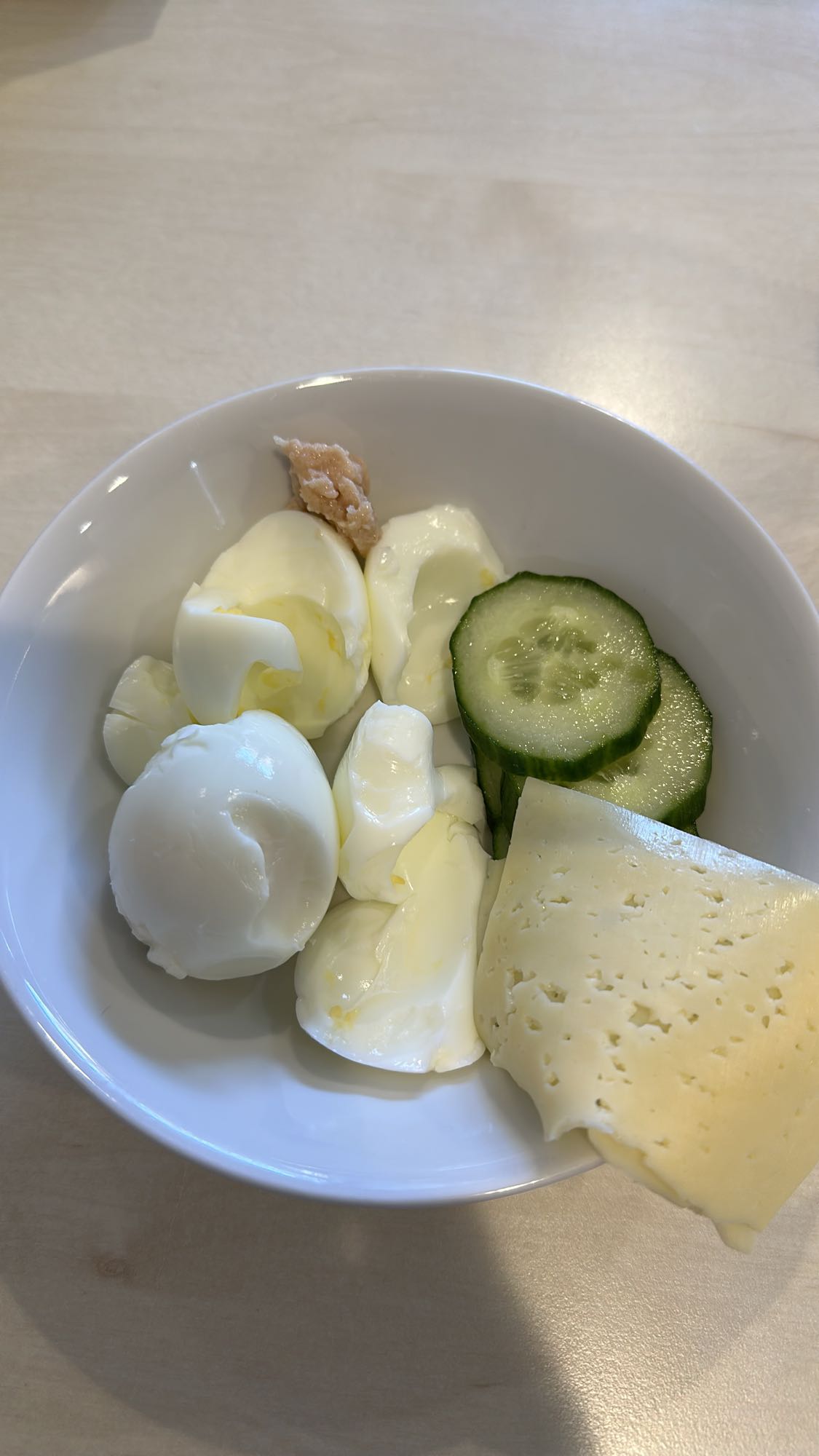 Яйца с сыром и огурцом