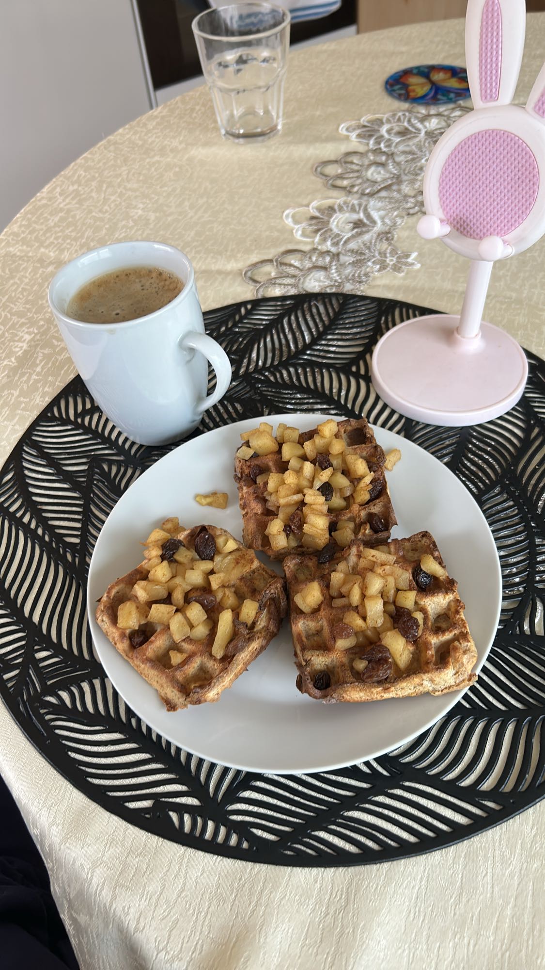 Вафли с яблоком и кофе
