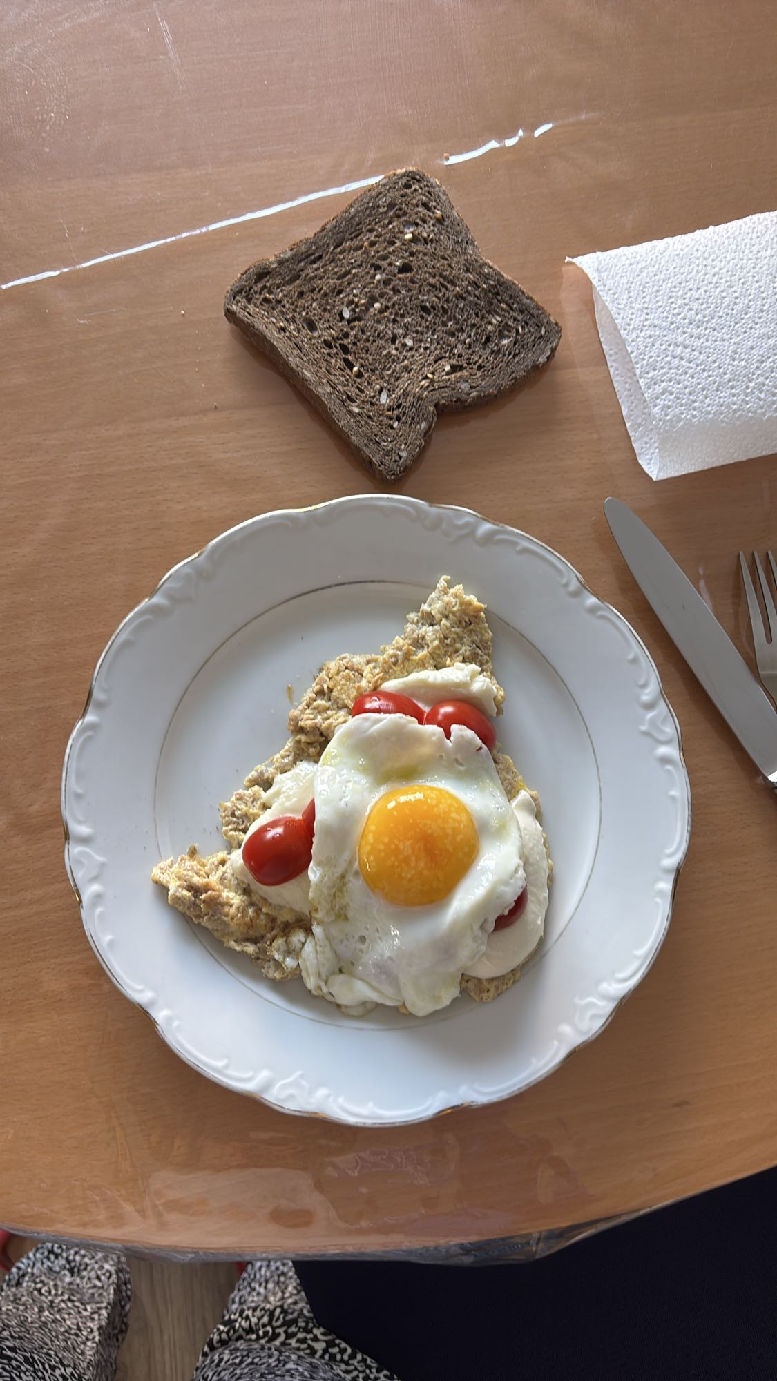Oeuf au plat, pain, thon et mozzarella