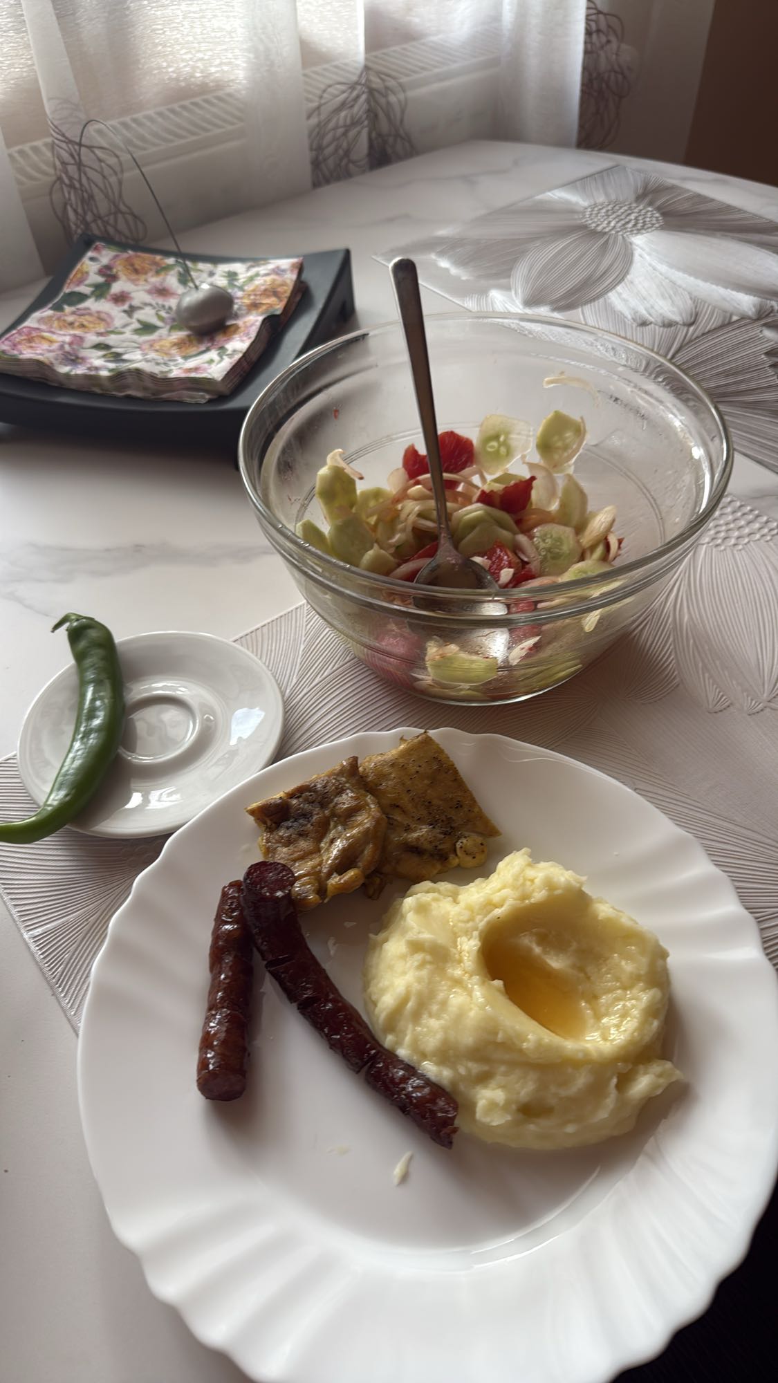 Piure cu carnati si salata