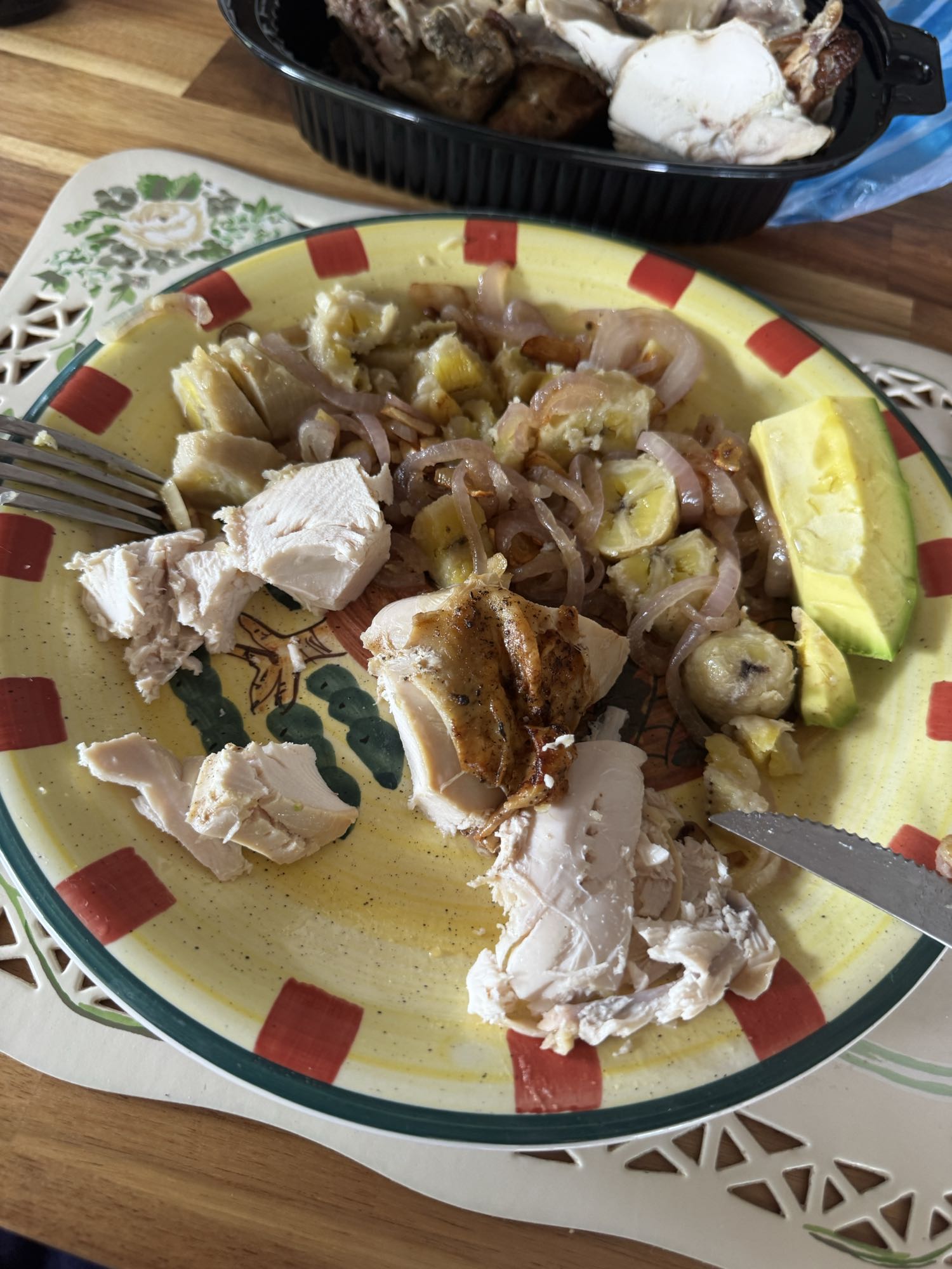 pollo con plátano y aguacate