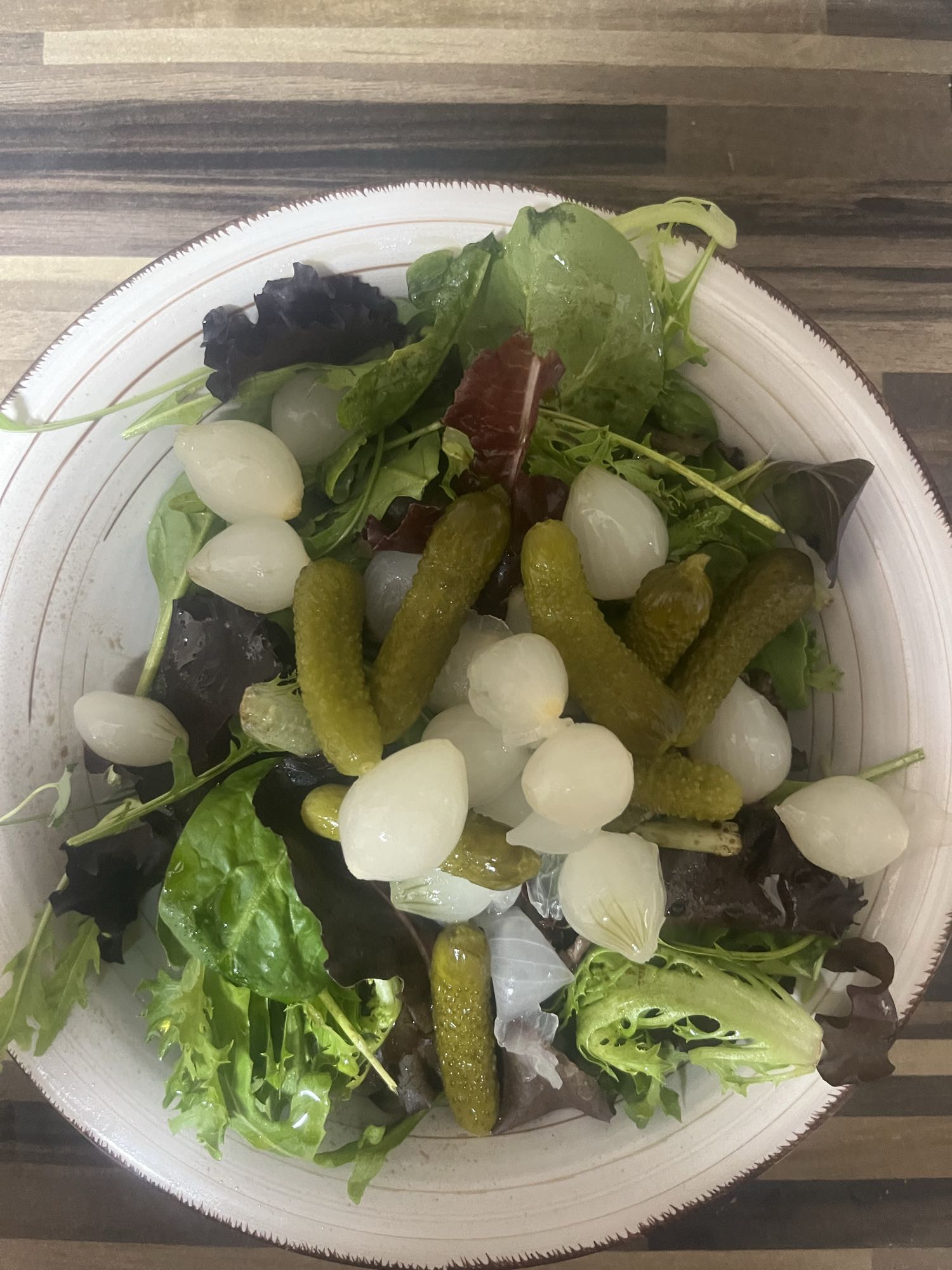 ensalada con pepinillos