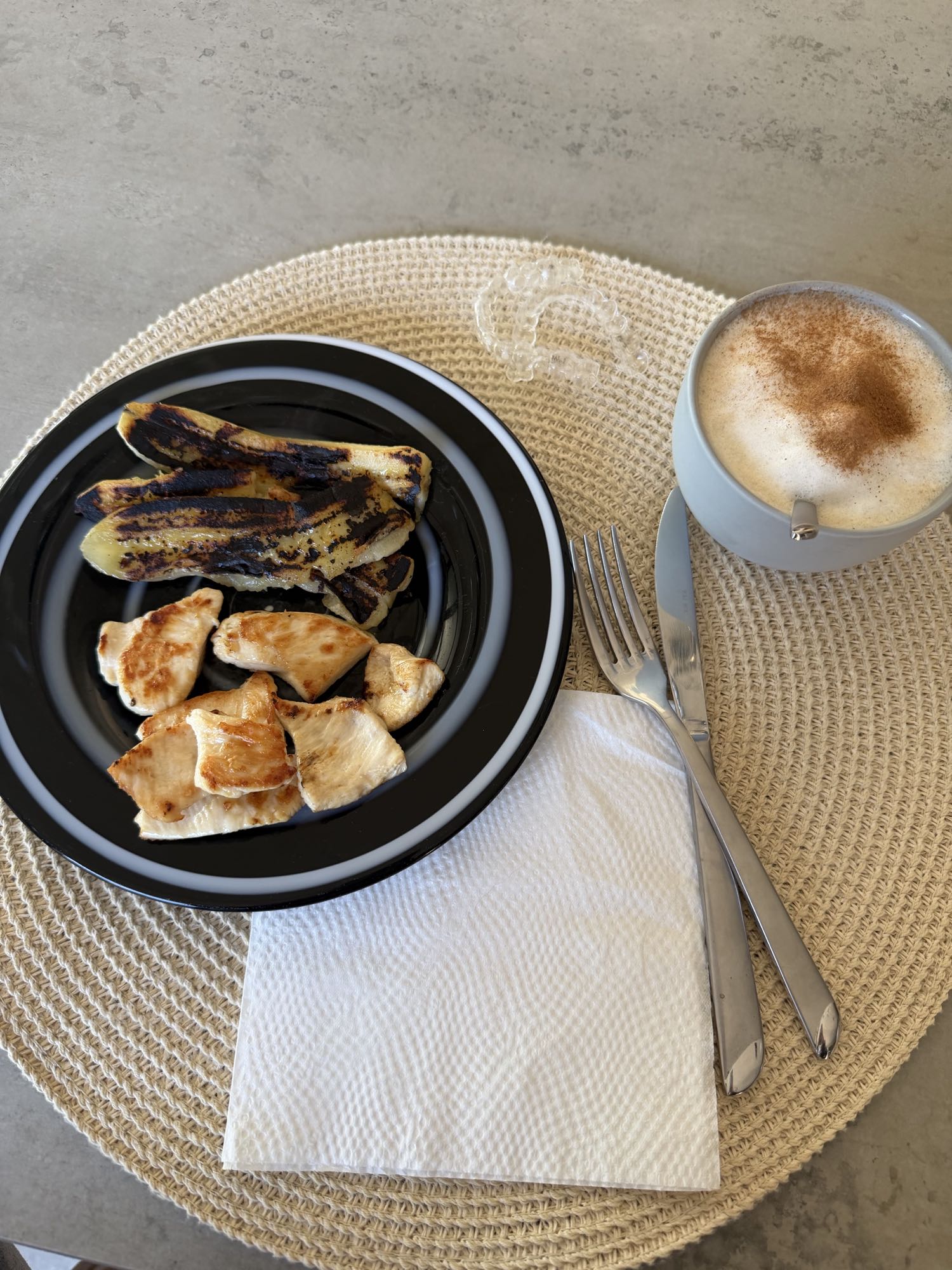 pollo con banana y café
