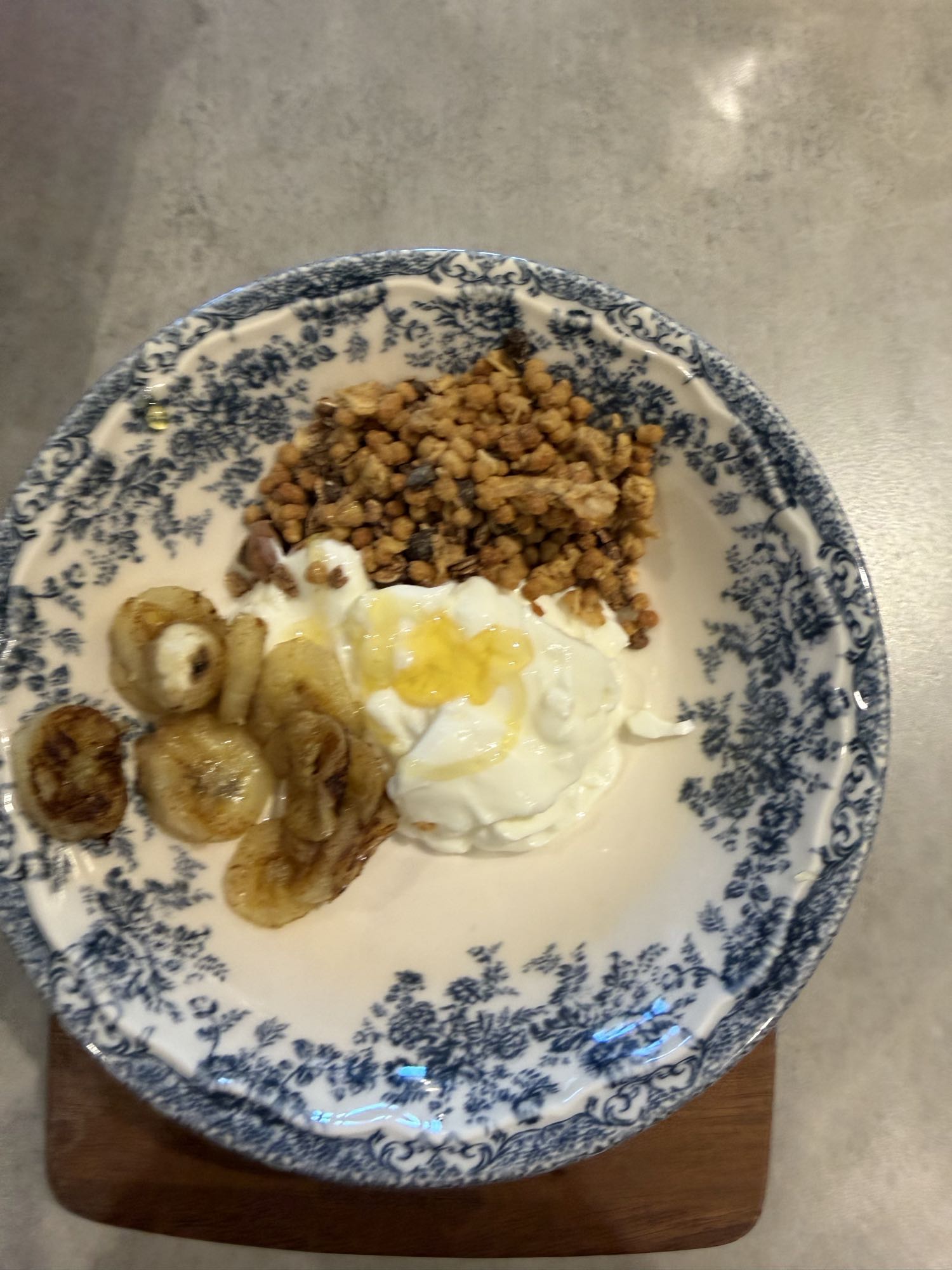 yogur con plátano a la sartén, miel y granola