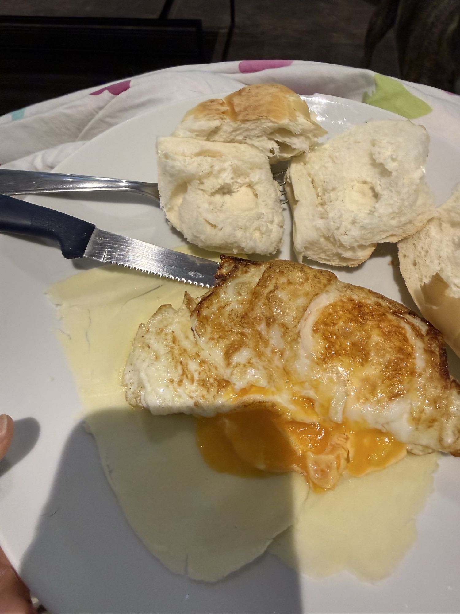 Pão com ovos fritos