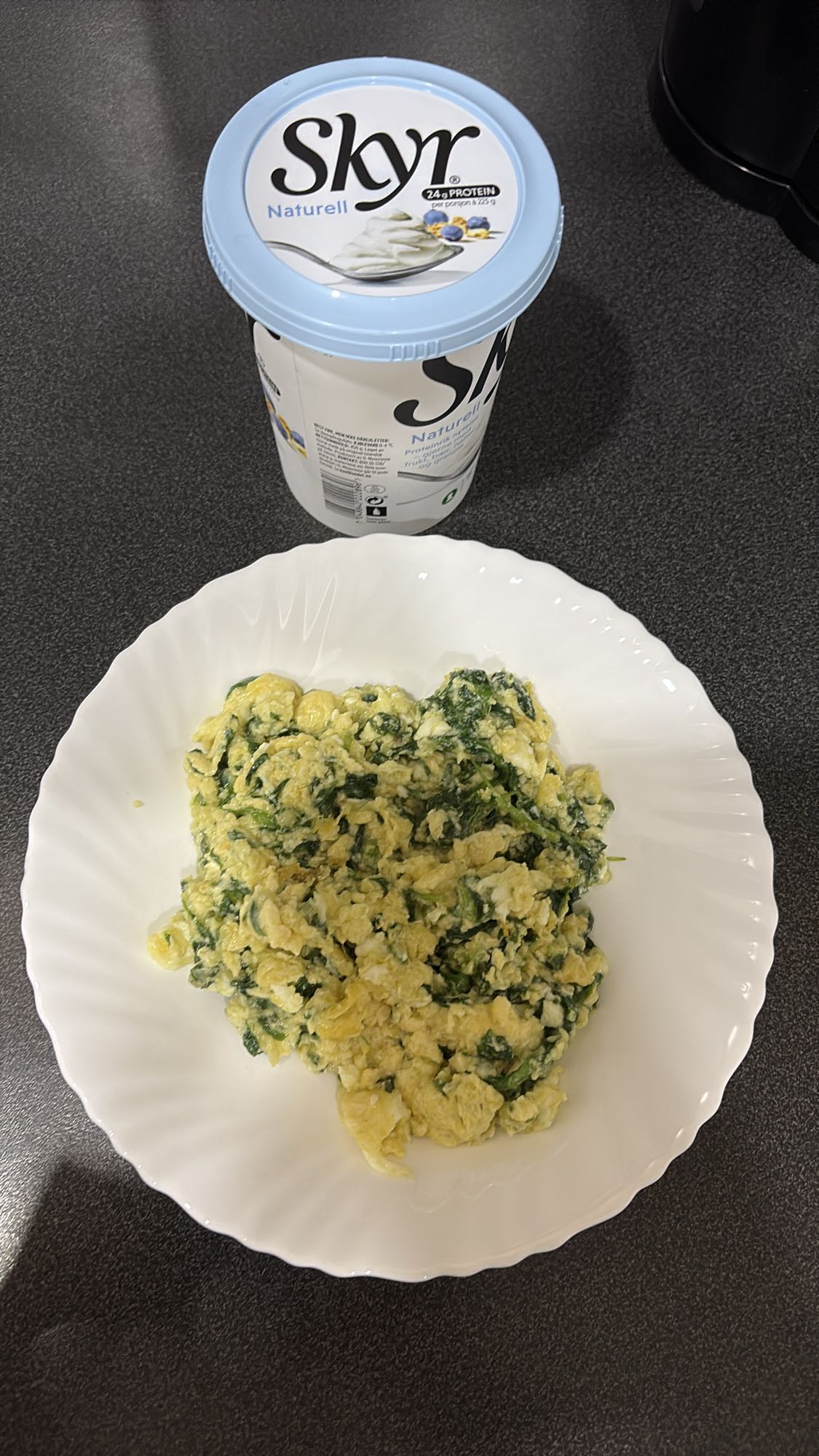 Eggerøre med spinat og skyr