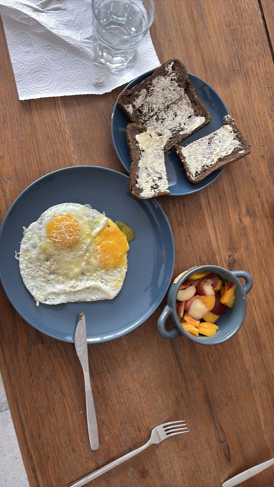 Petit-déjeuner œufs tartines