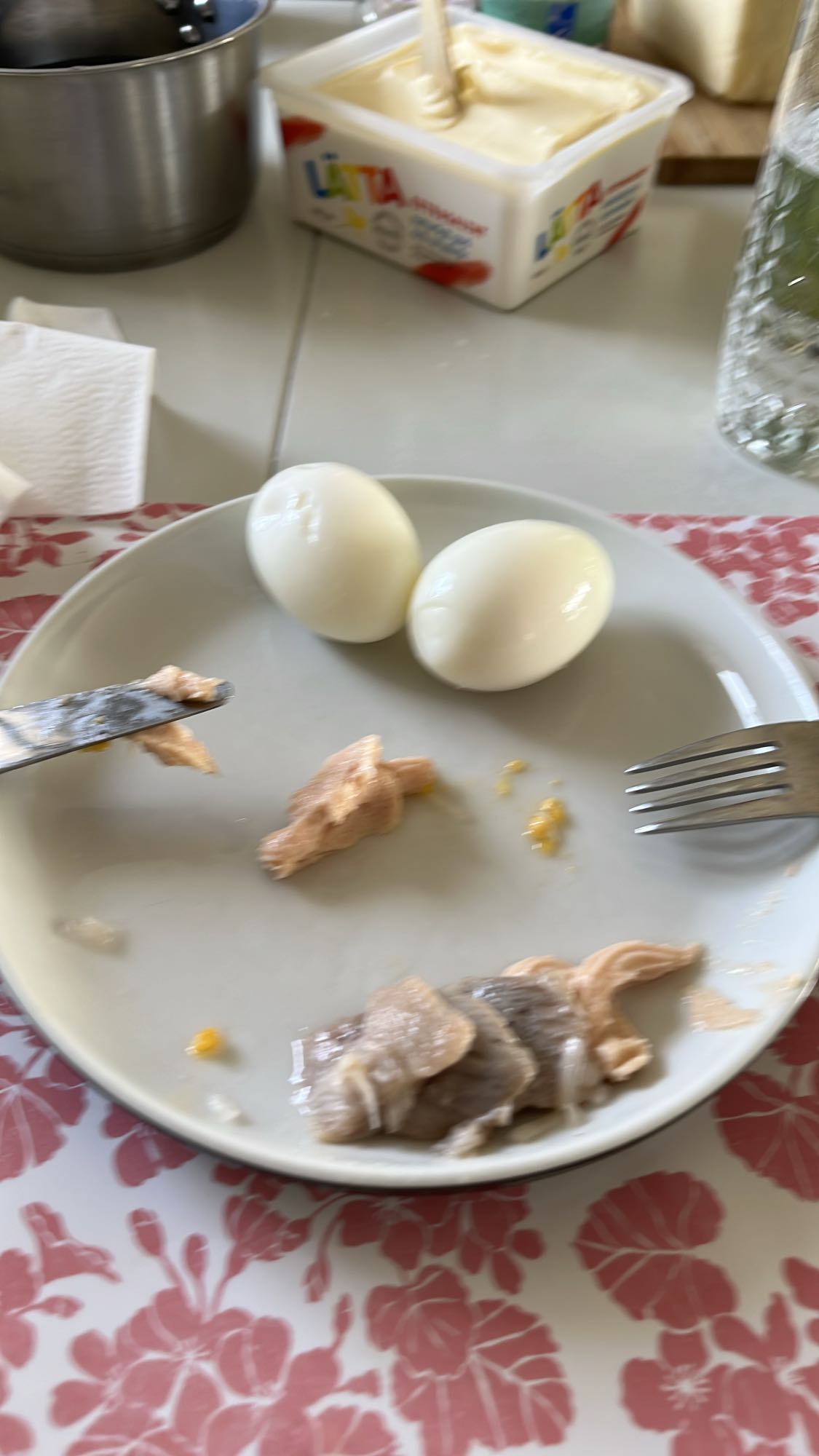 Ägg med fisk och majonnäs