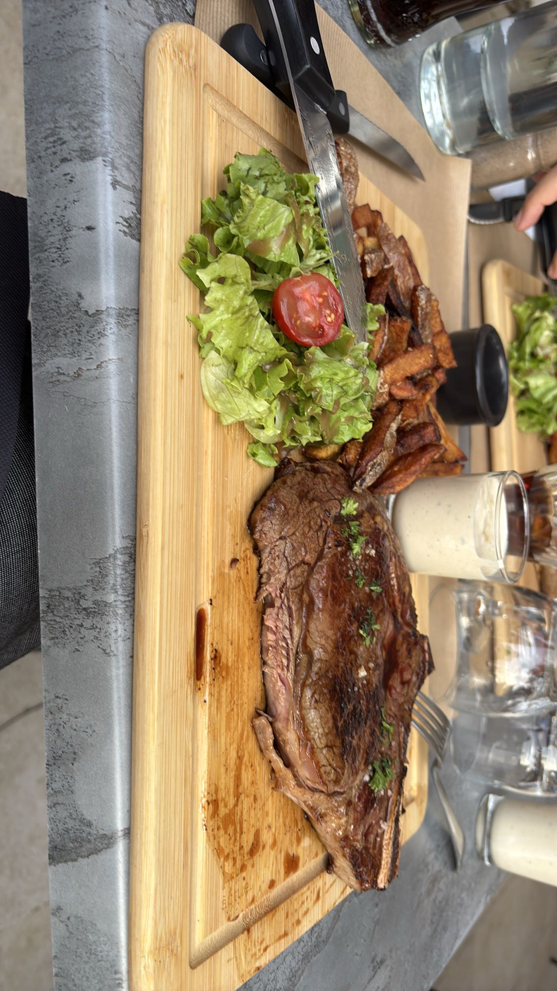 Entrecôte frites salade