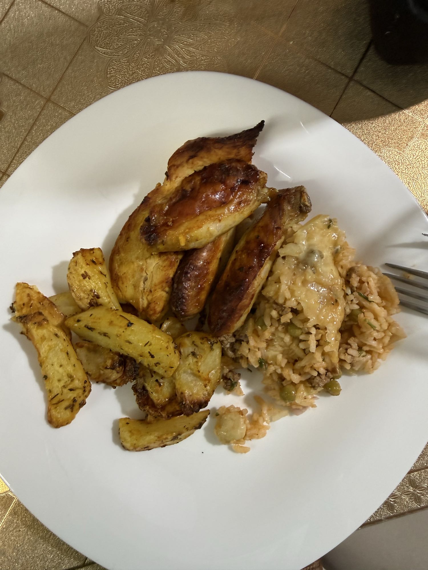 Frango com arroz e batata