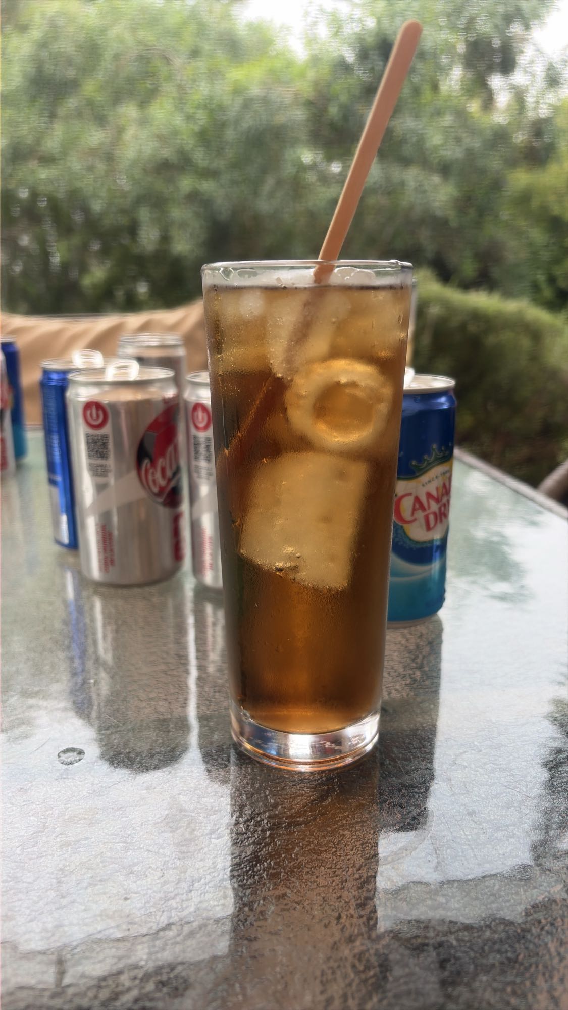 Bacardí blanco con coca y agua mineral