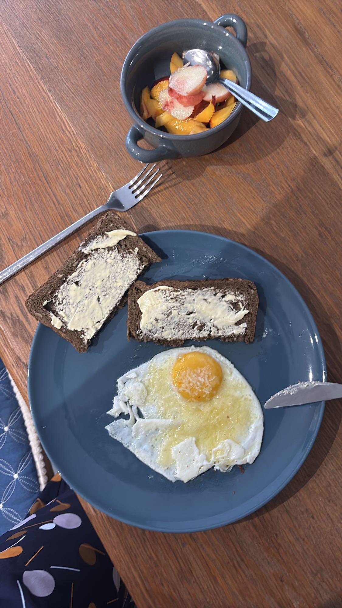 Petit-déjeuner œuf fruits