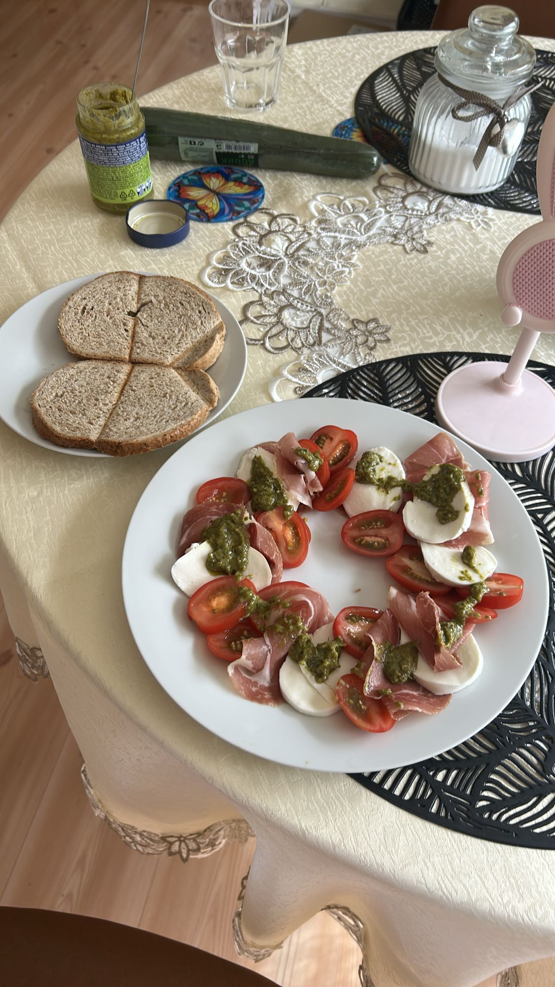 Салат с хлебом и песто