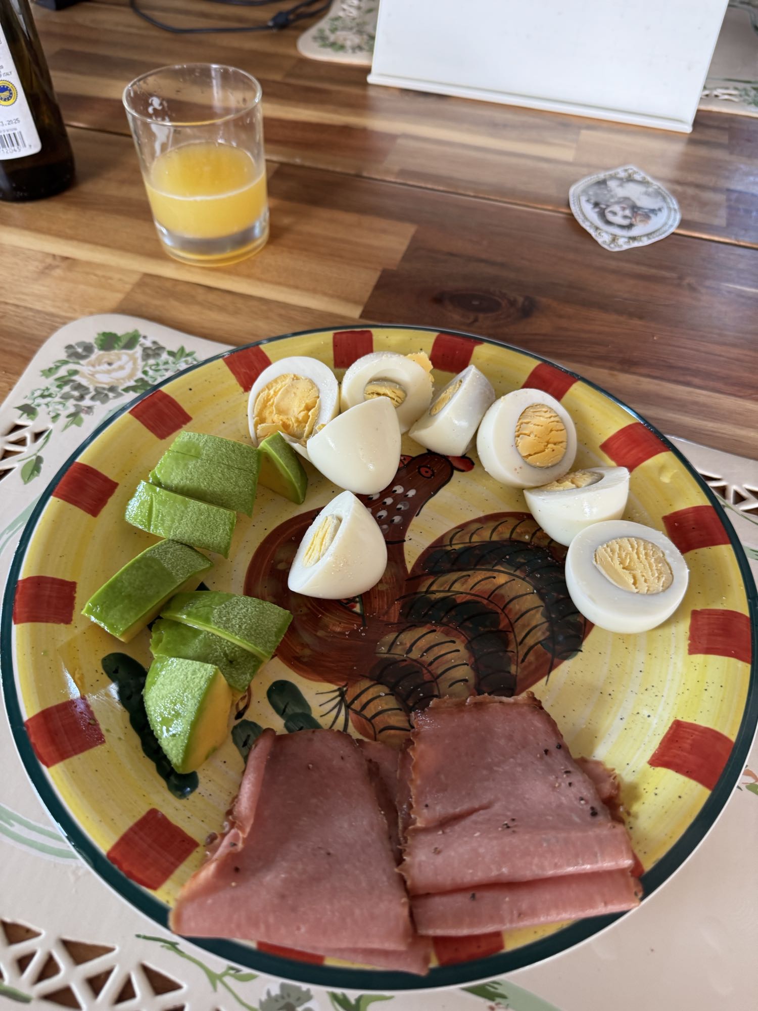 huevos con jamón y aguacate