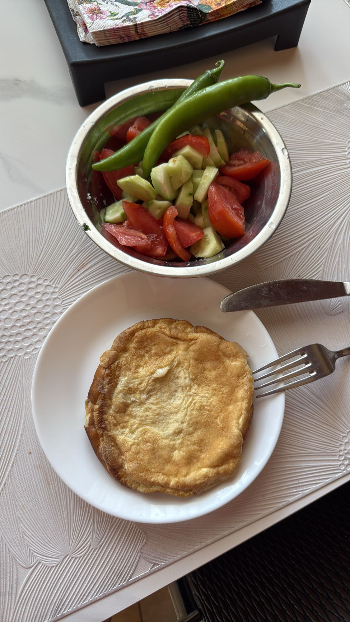 Omletă cu salată