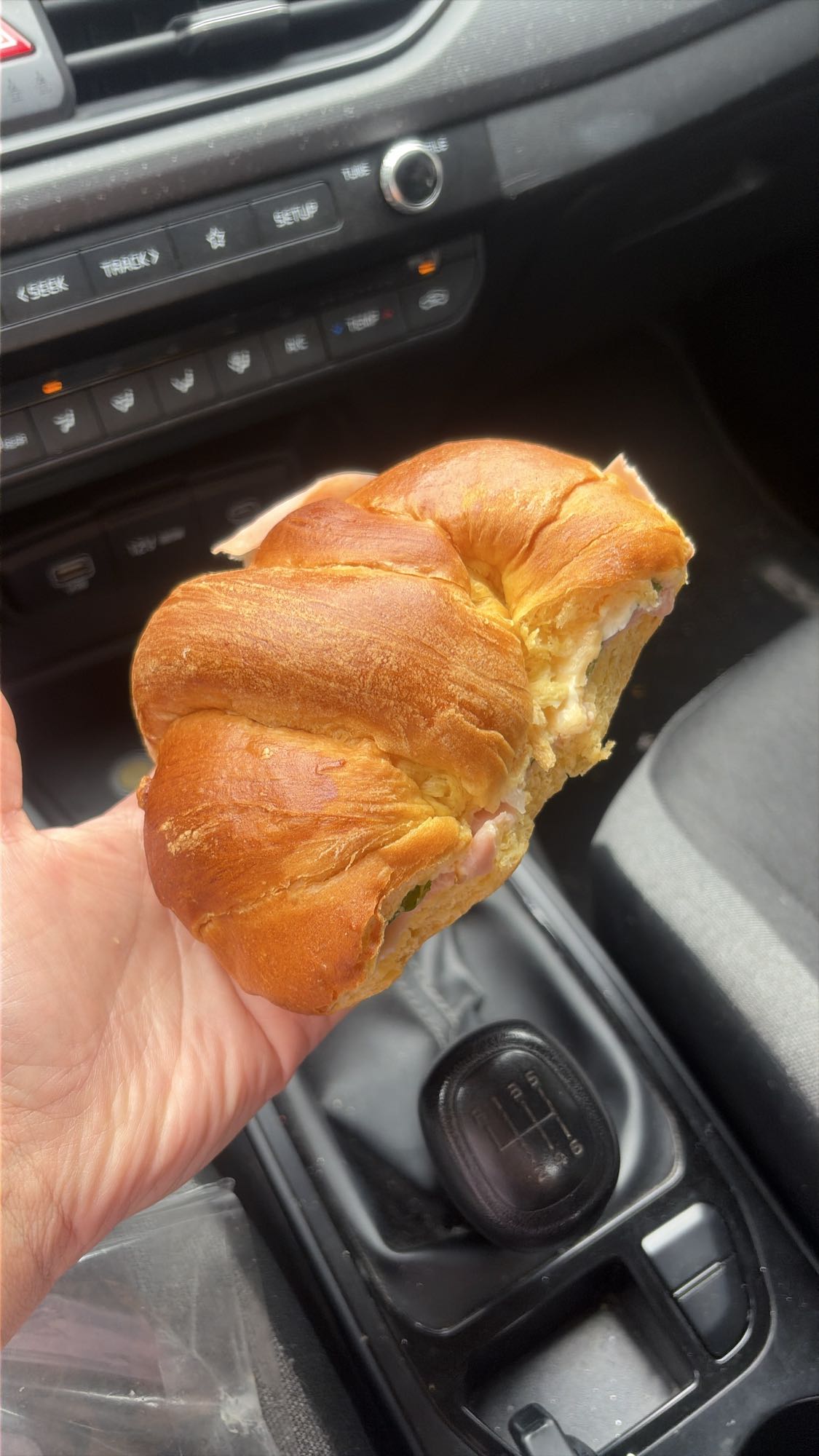 cuernito de pan con jamón y queso