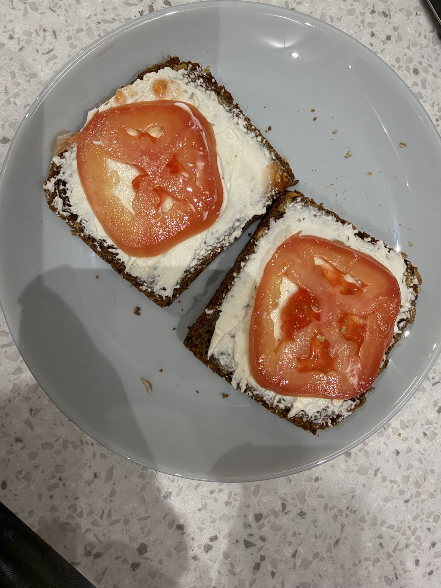 Kanapki z serkiem i pomidorem