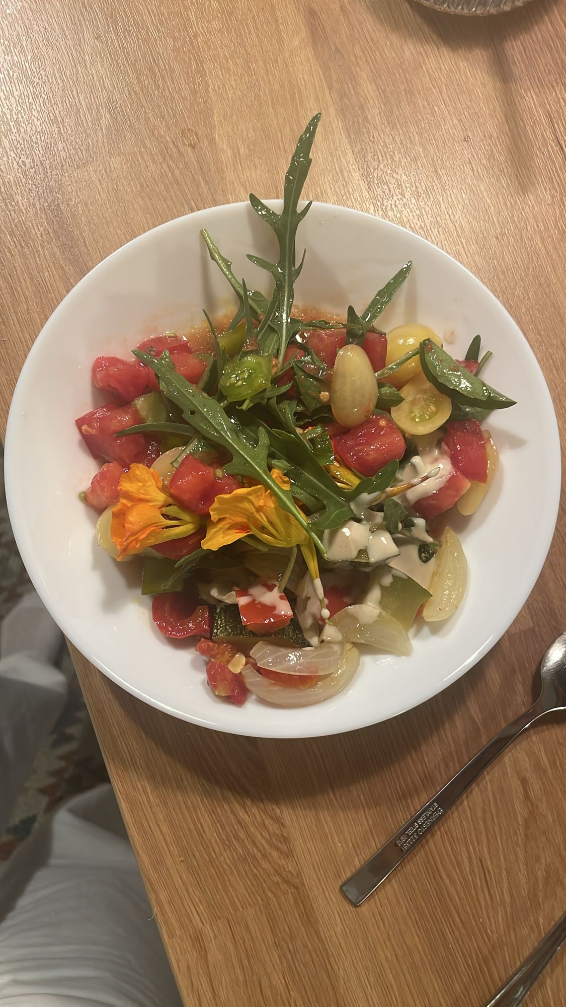 Sałatka warzywna z tahini