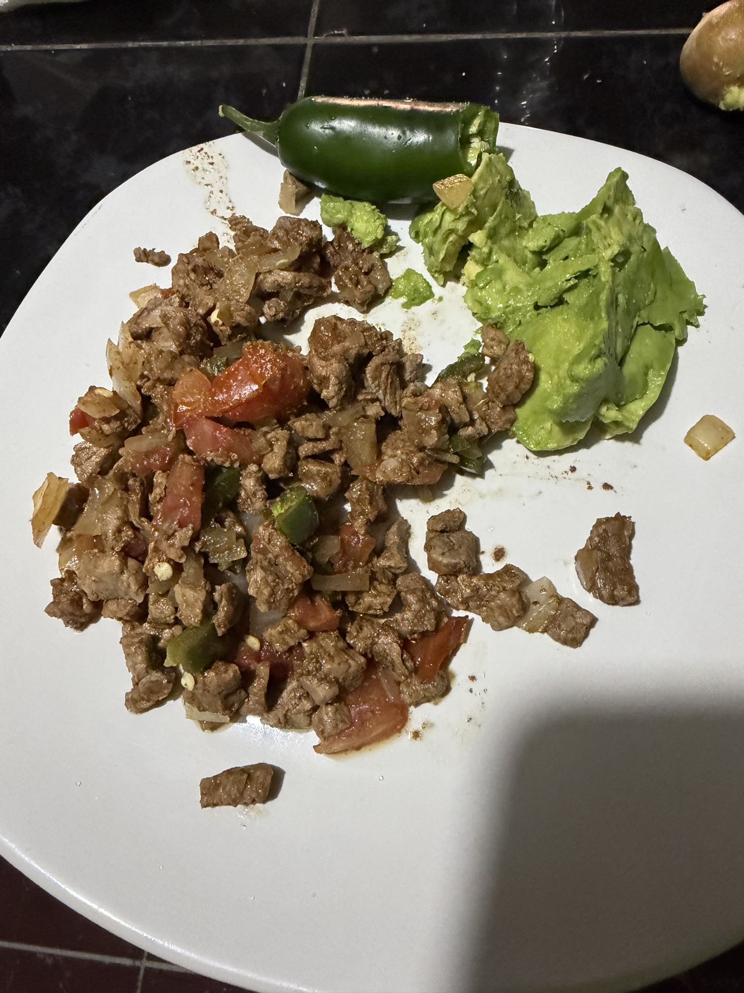 carne salteada con aguacate