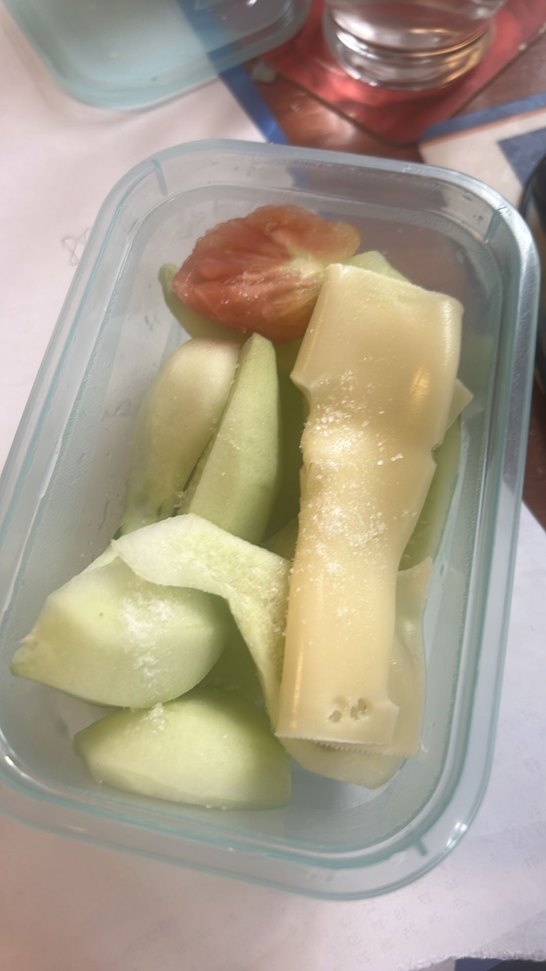 Ogórek z plasterkiem sera i pomidorem