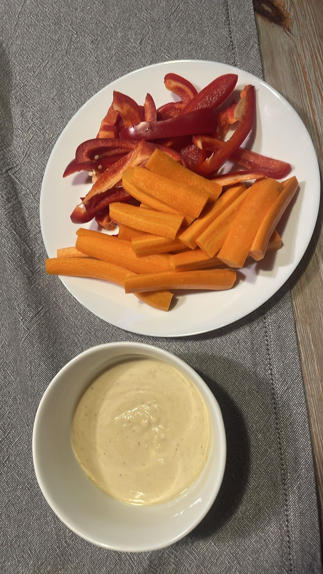 Warzywa surowe z dipem z soczewicy, tahini i cukinii