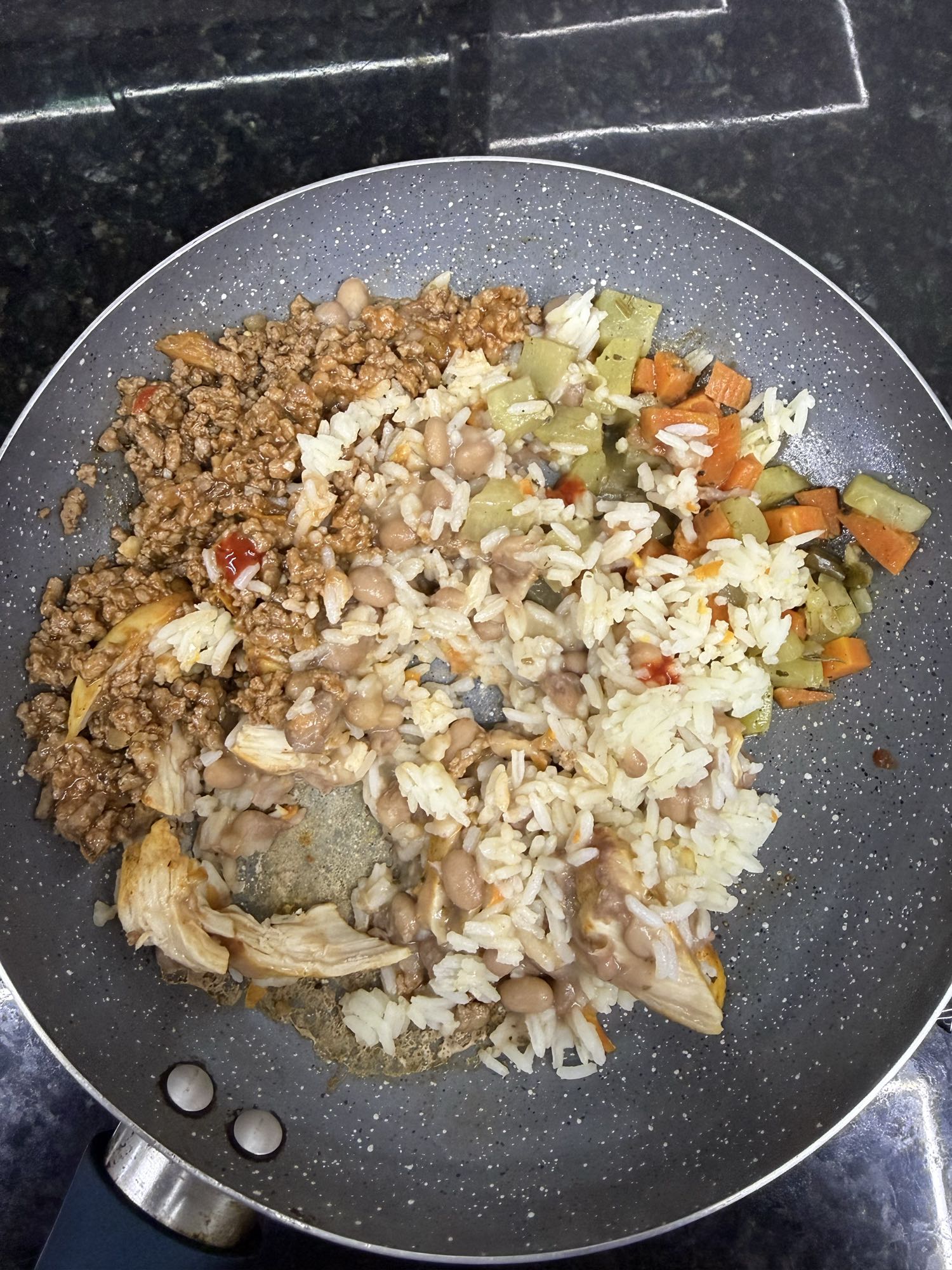 Arroz com carne e legumes