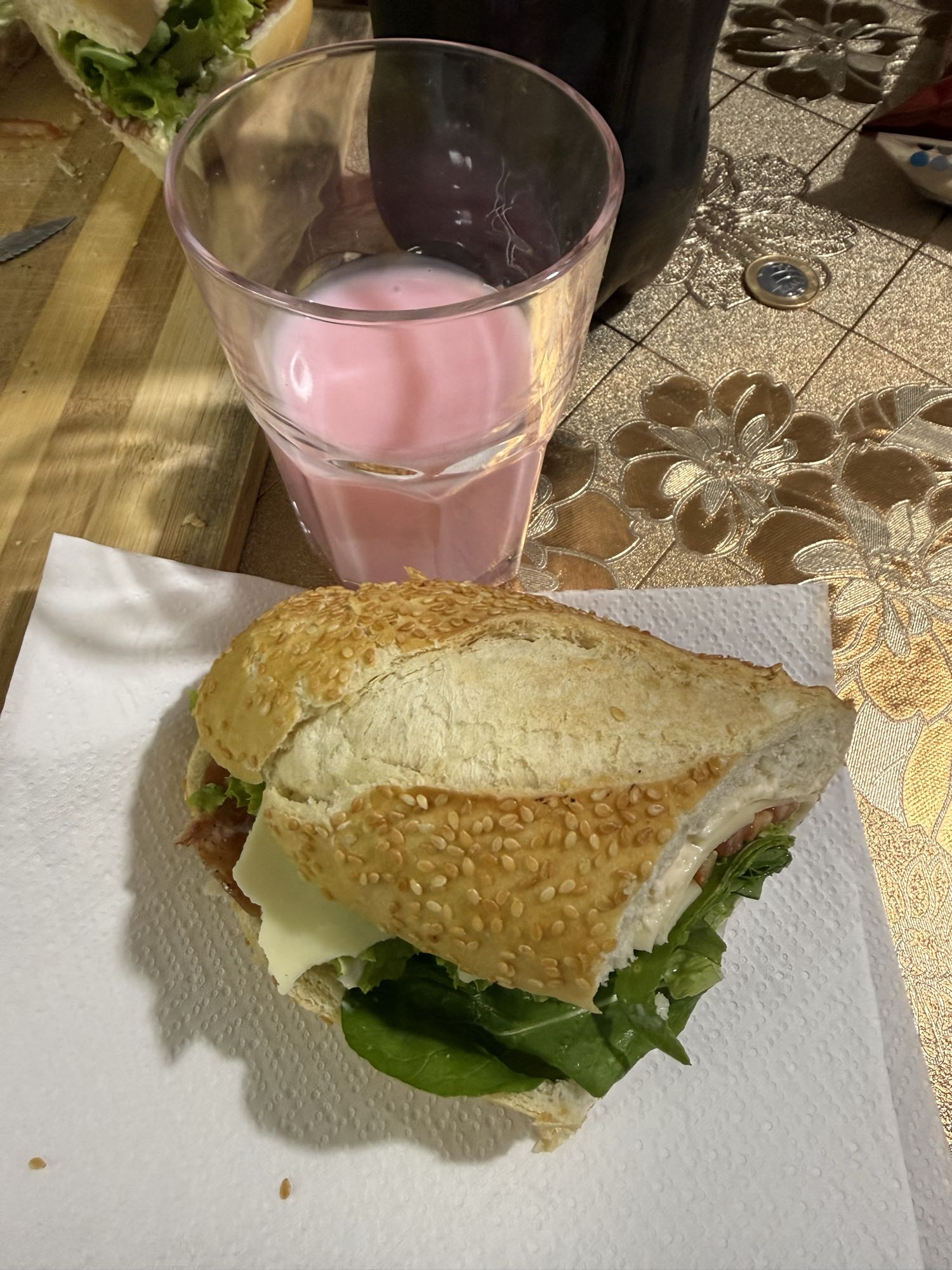 sanduíche com bebida rosa