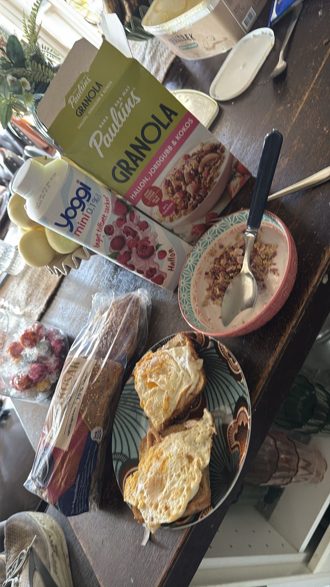 Frukost med ägg och granola