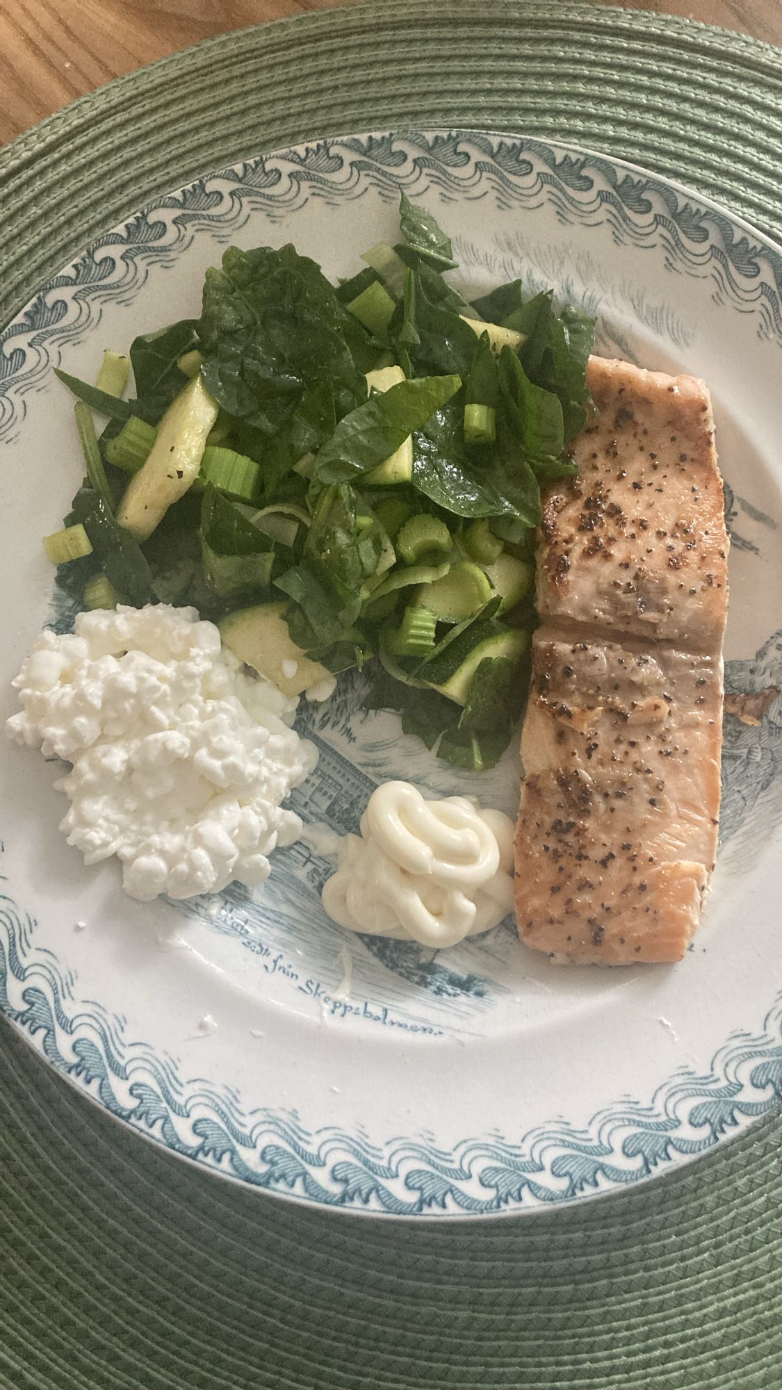 Lax med grön sallad