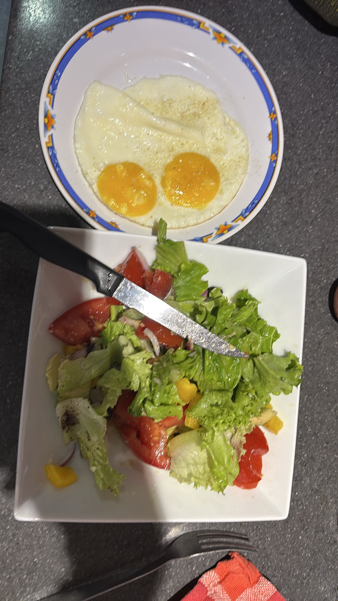 Oeufs au plat, salade, avocat et graines de courge