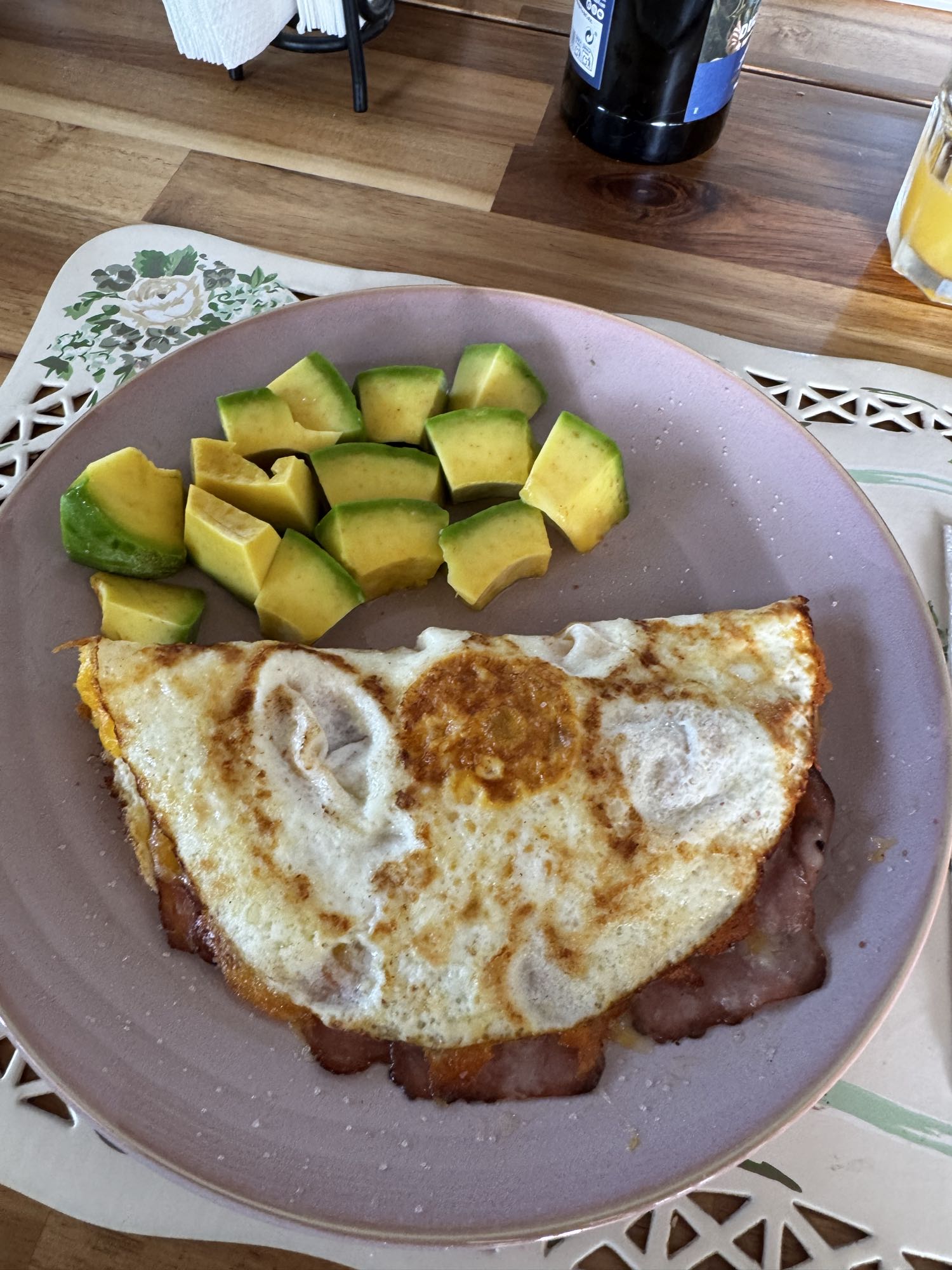 omelet con tocino y aguacate