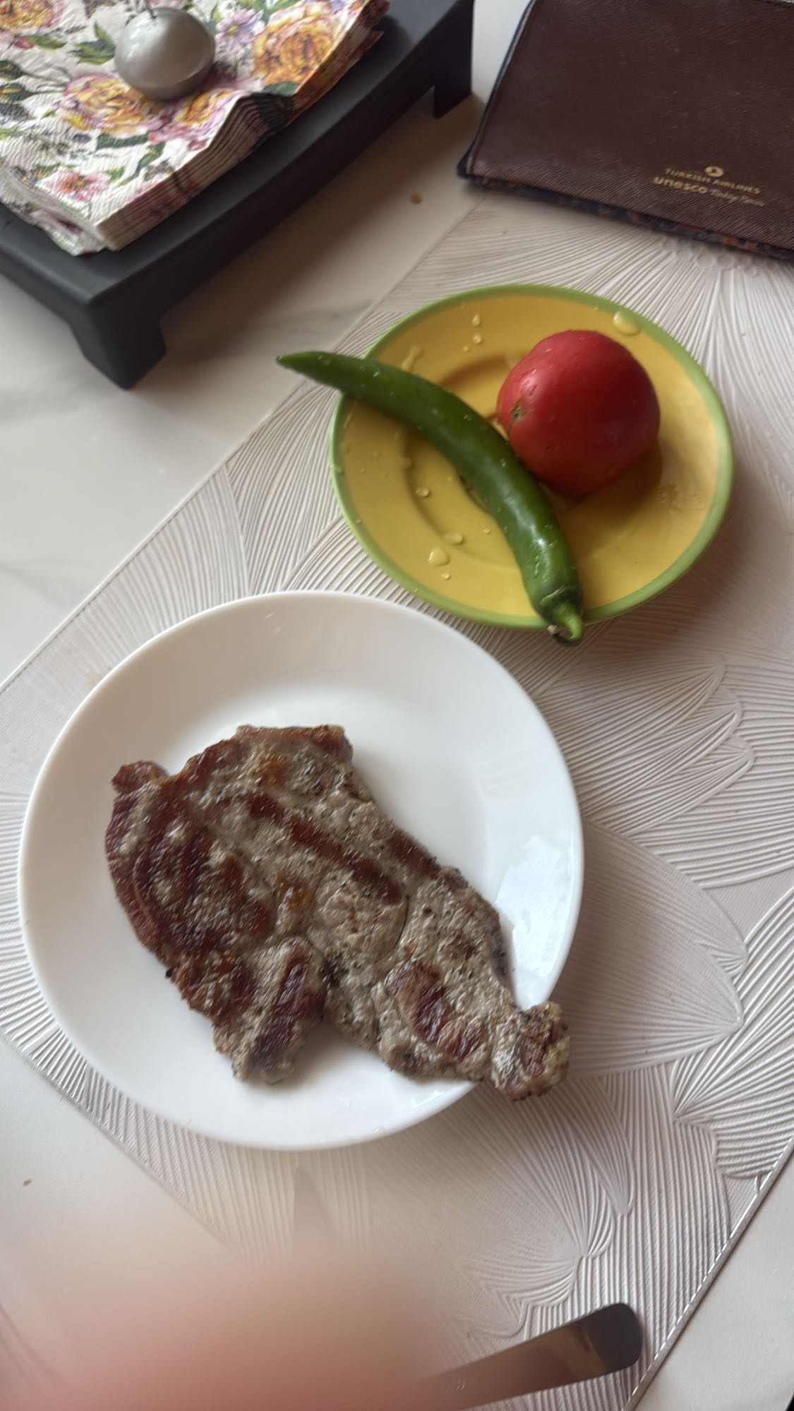 Cotlet de porc la grătar cu roșie și ardei iute verde