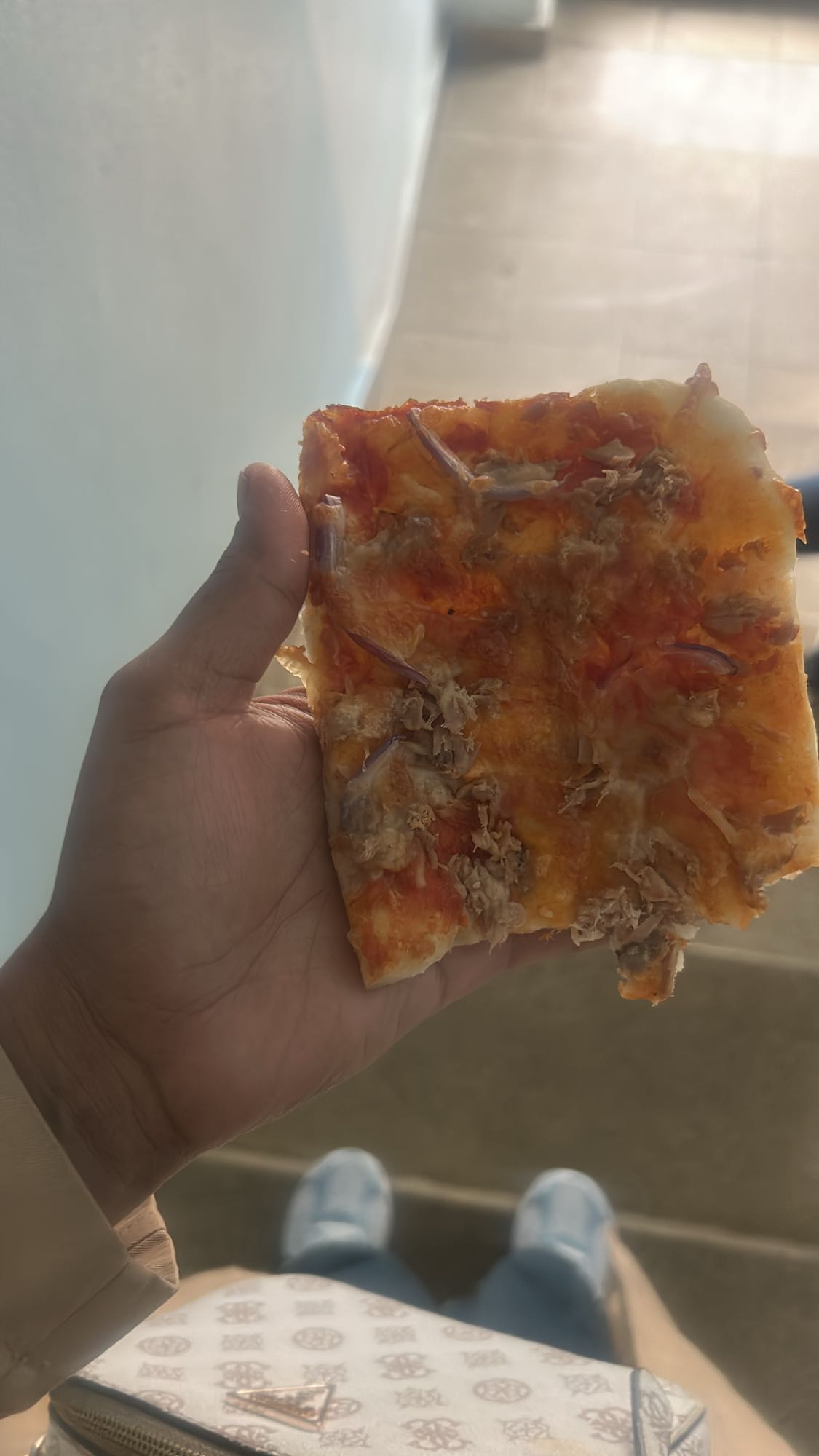 Pizzastück mit Thunfisch