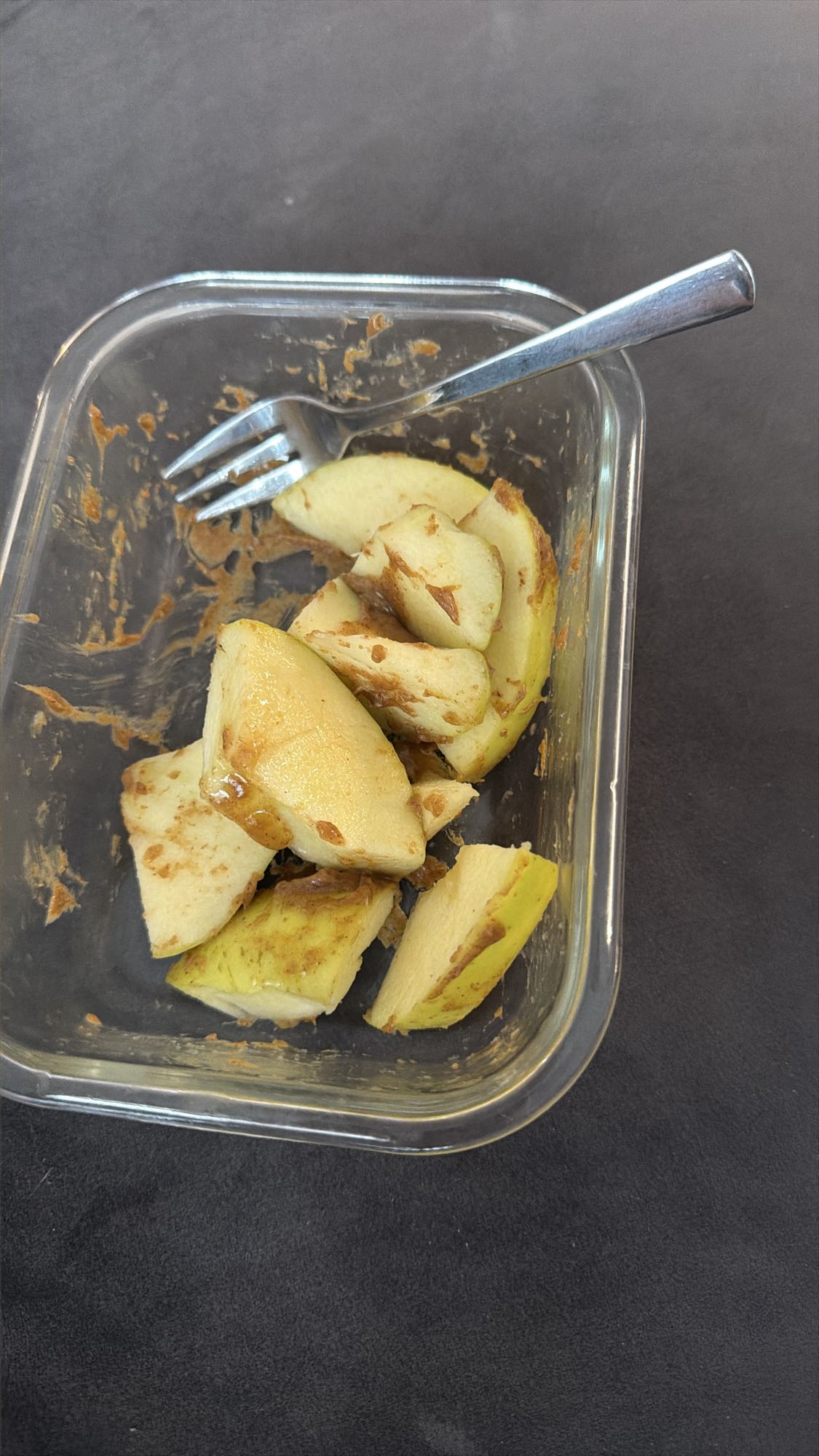 Яблоко с арахисовой пастой
