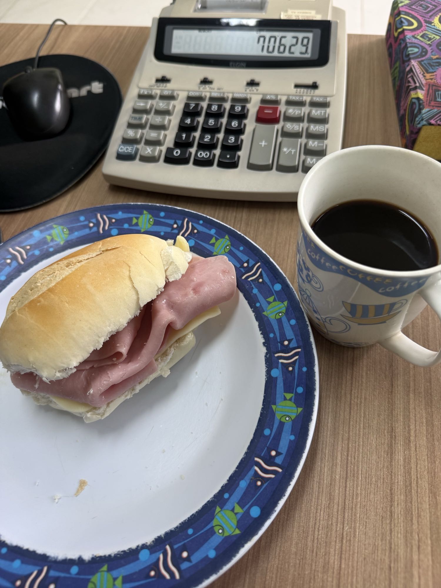 Pão com presunto e café