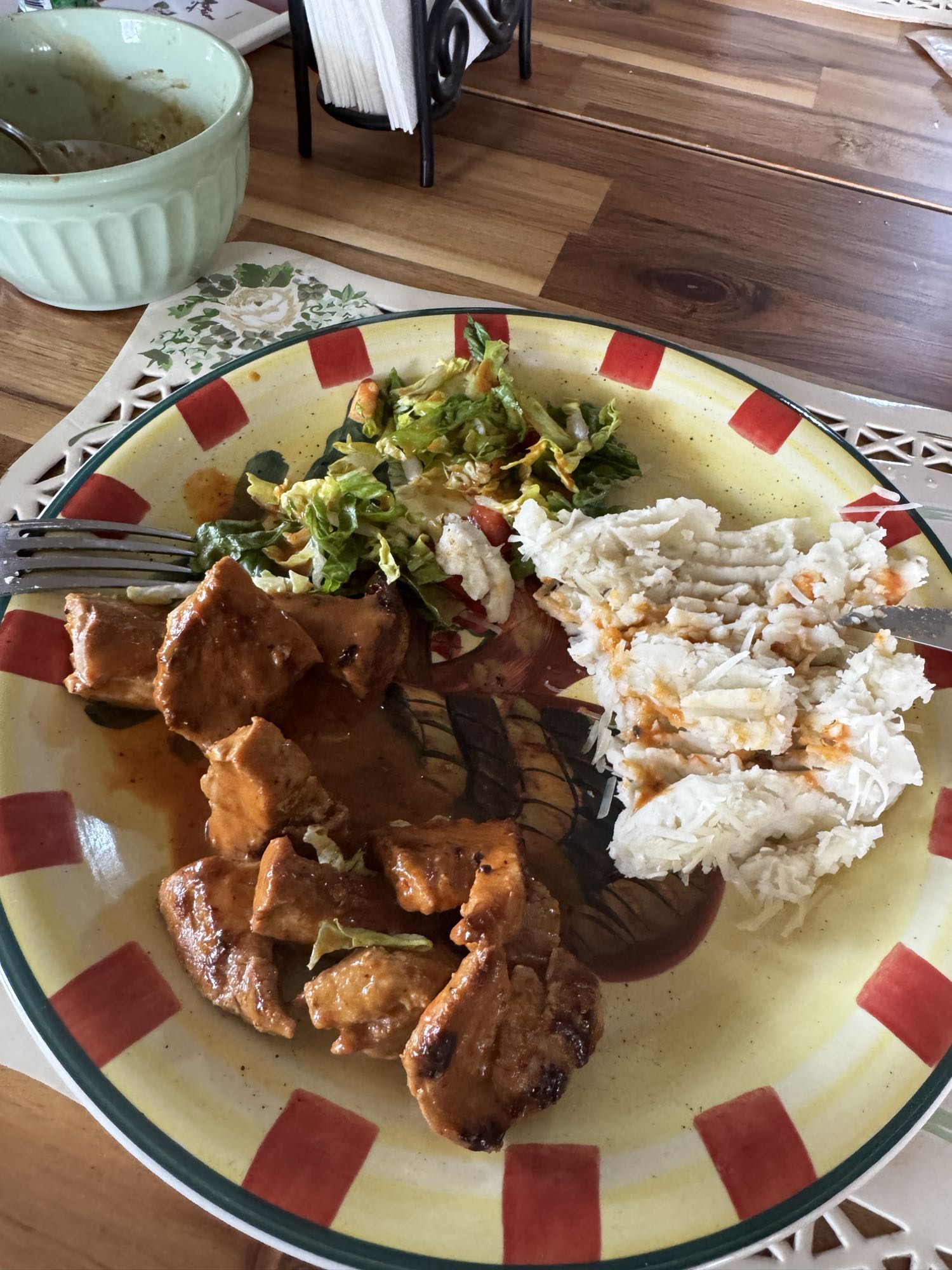 pollo con puré y ensalada