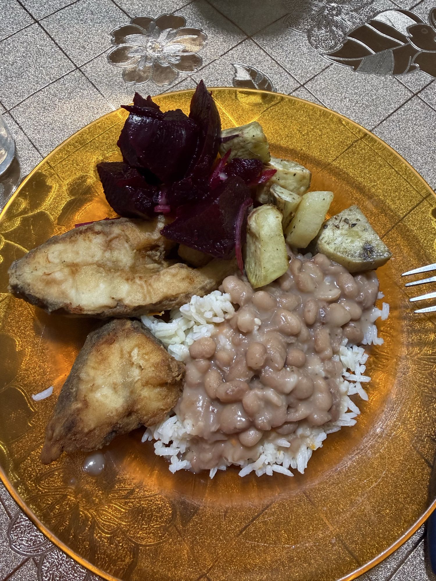 Peixe com arroz e feijão