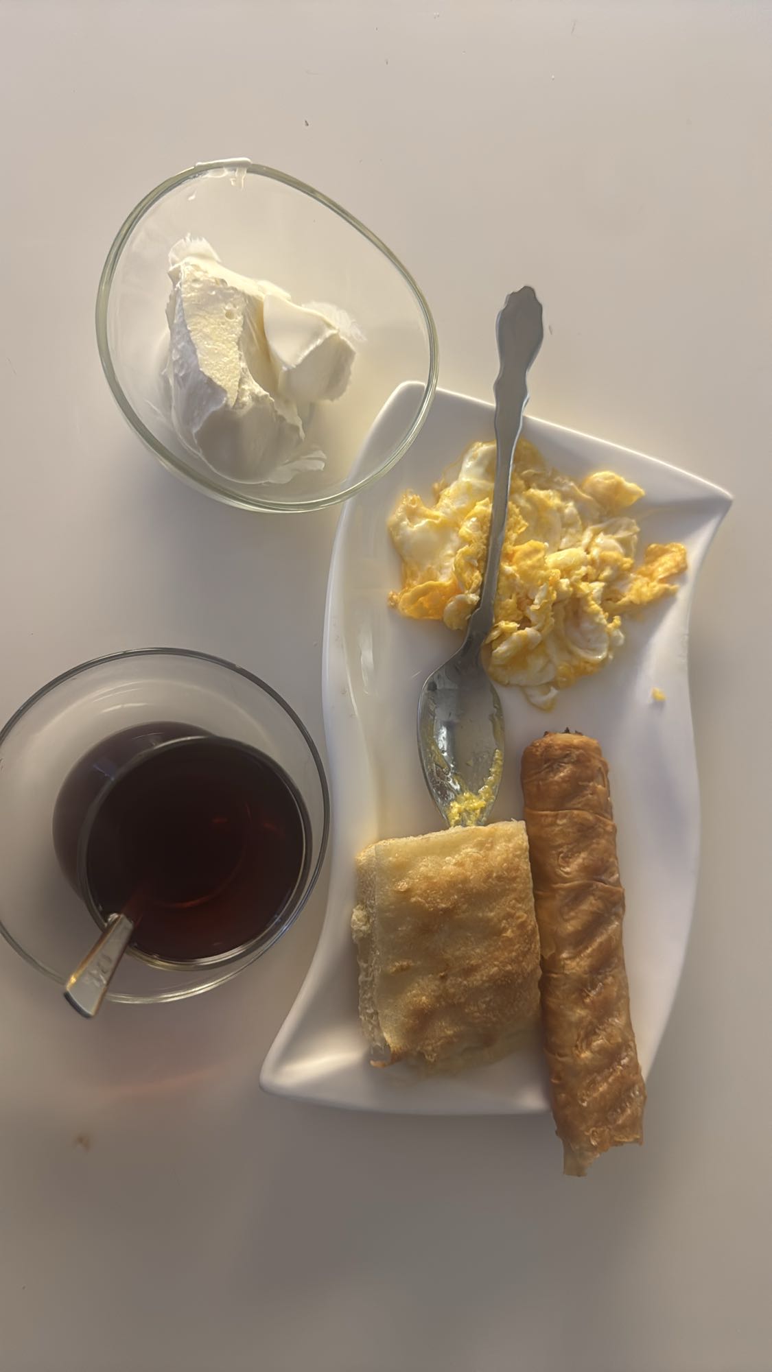 Frukost med ägg och filo